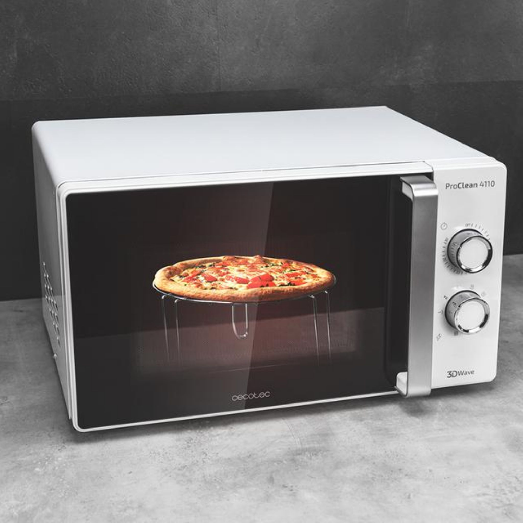 Biała kuchenka mikrofalowa z pizzą w środku na metalowym ruszcie.