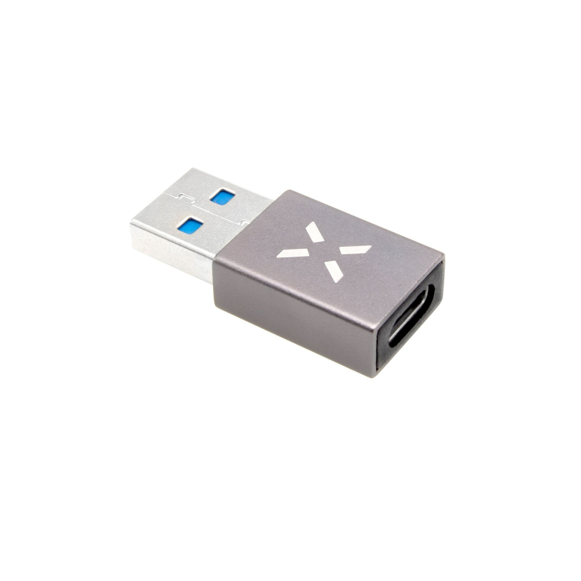 Silberner USB-C-Adapter mit grauem Gehäuse und weißem Logo, isoliert auf weißem Hintergrund.