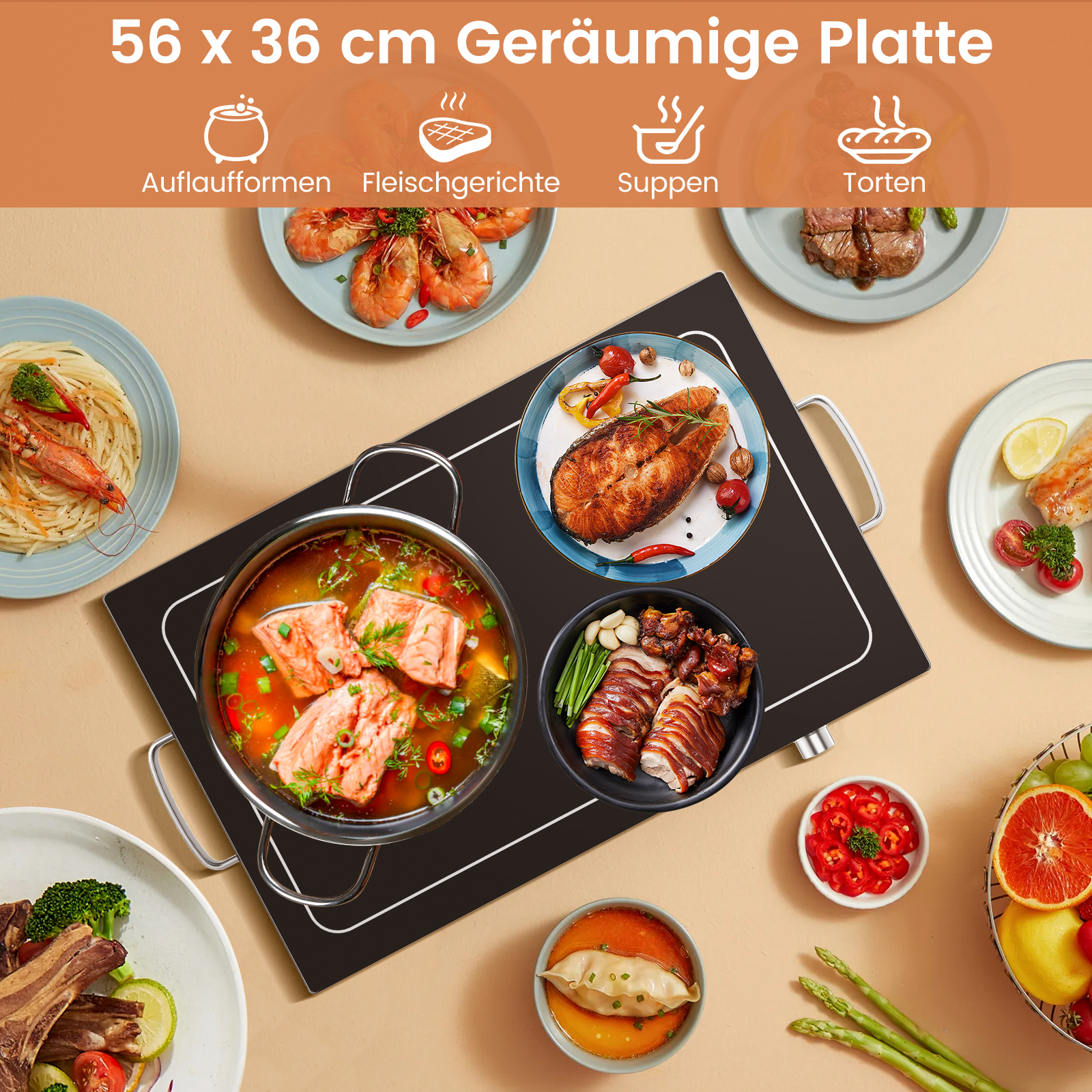 Eine schwarze Servierplatte mit verschiedenen Gerichten: Nudeln, Garnelen, Suppen, Fisch und Gebäck sind sichtbar.