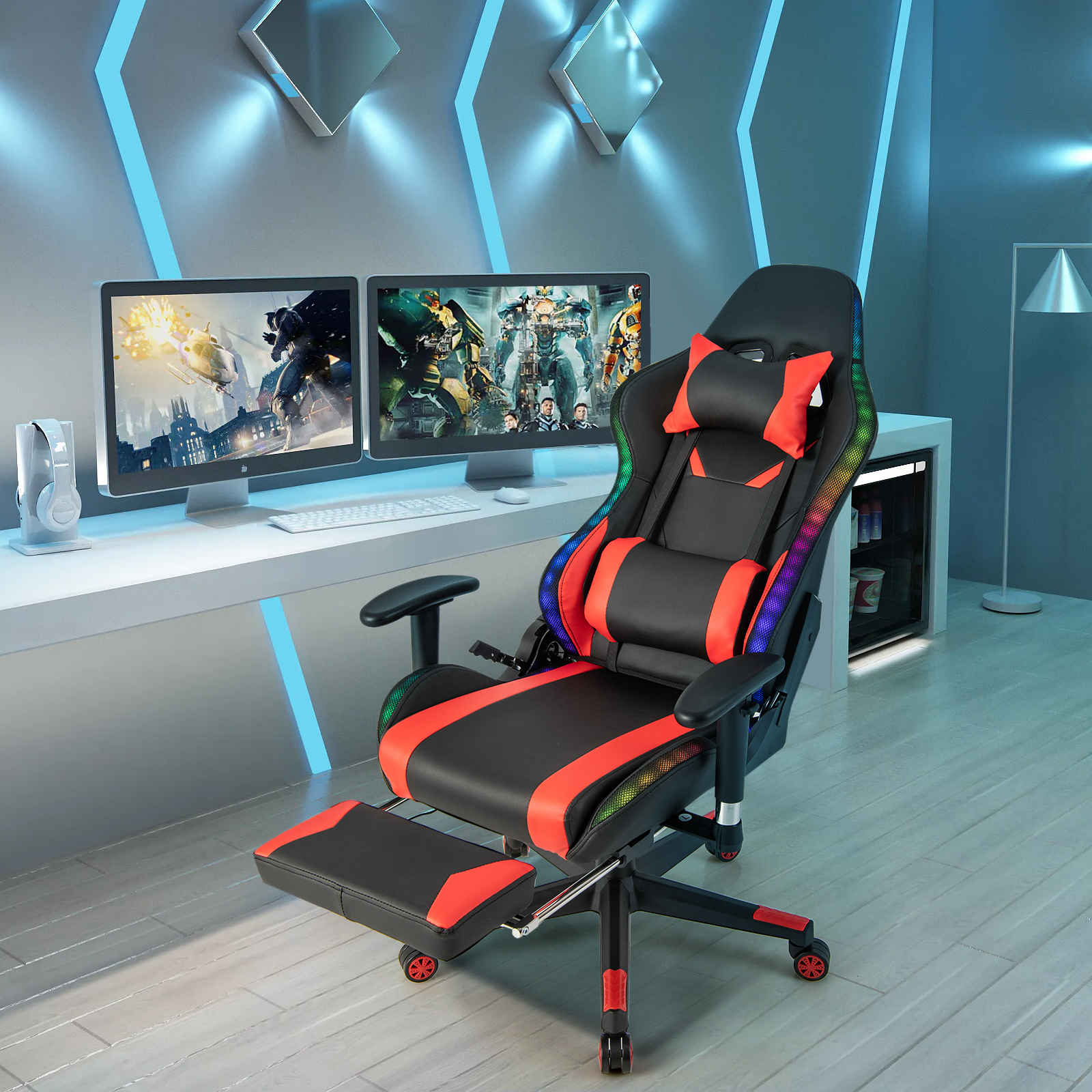 Gaming-Stuhl mit rotem und schwarzem Farbschema. Er hat LED-Leuchten und eine Fußstütze. Zwei Monitore sind sichtbar.