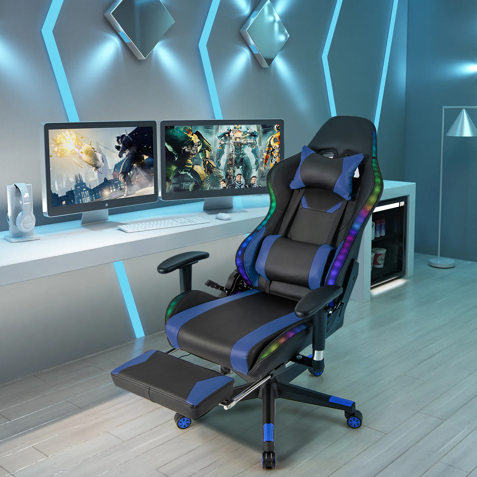 Ein Gaming-Stuhl mit zwei Computermonitoren und einem weißen Schreibtisch.