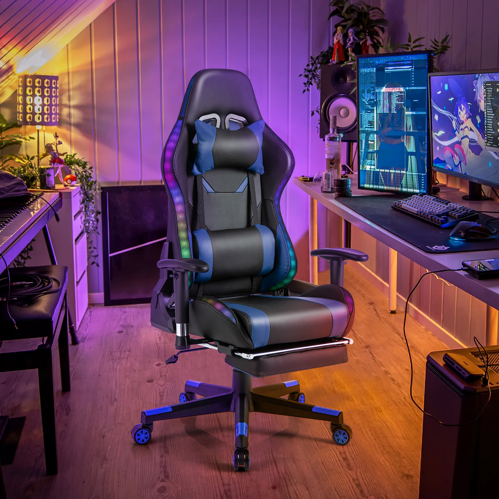 Gaming-Stuhl mit blauen und schwarzen Farben, RGB-Lichtern und Fußstütze. Innenraum mit Schreibtisch und Monitoren ist sichtbar.