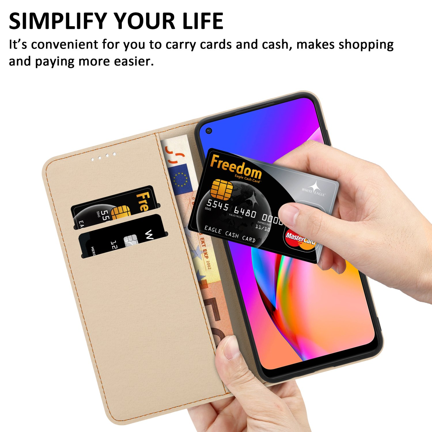 Una mano tiene una carta di credito accanto a un telefono in una custodia beige. Ci sono carte e denaro.