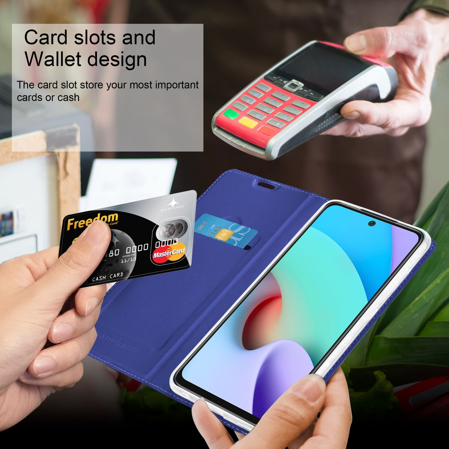 Una custodia blu per telefono con carta di credito e telefono. Mani che tengono il telefono.