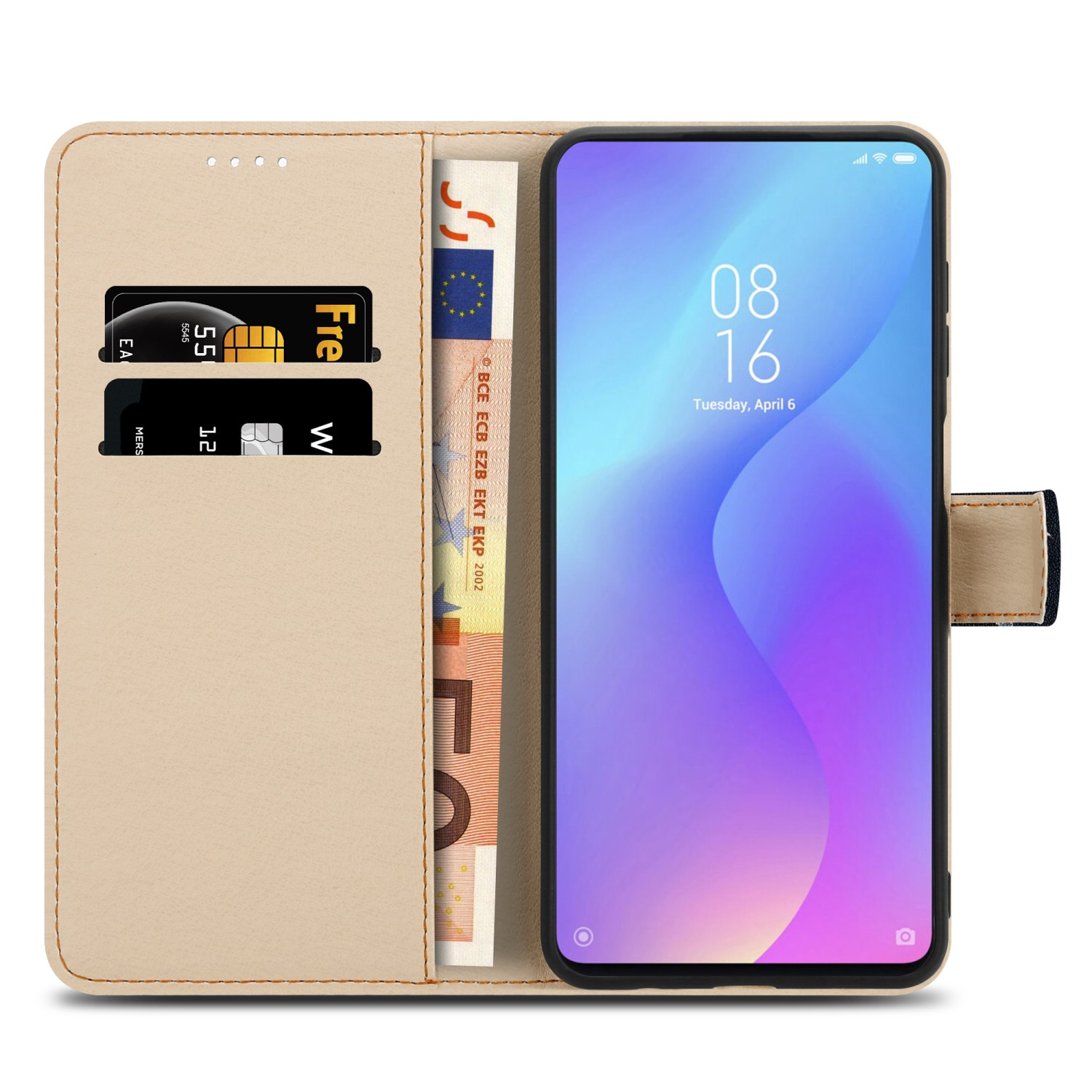 Un telefono in una custodia beige con carte e denaro all'interno. Lo schermo mostra la data e l'ora.