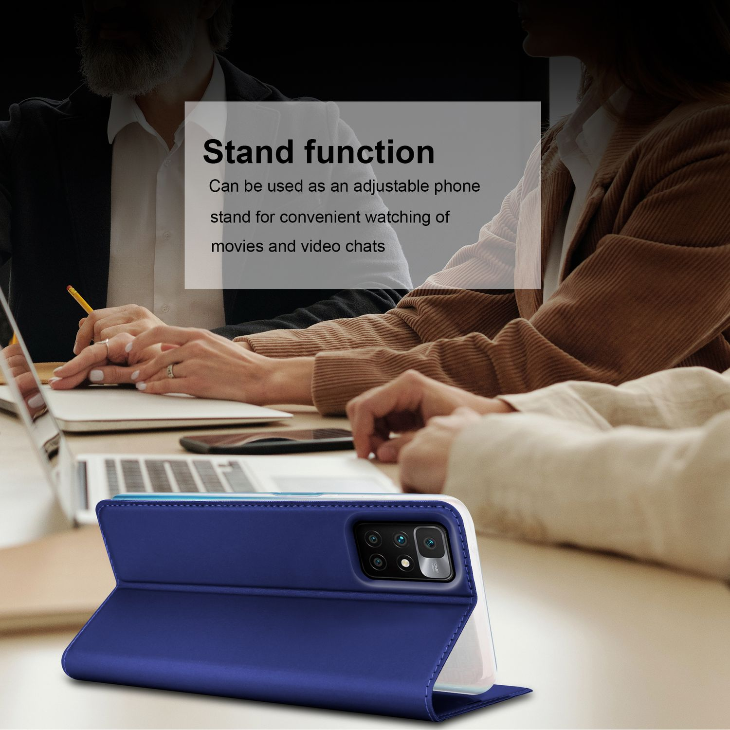 Una custodia blu per telefono in modalità stand, con persone che lavorano su un laptop sullo sfondo.