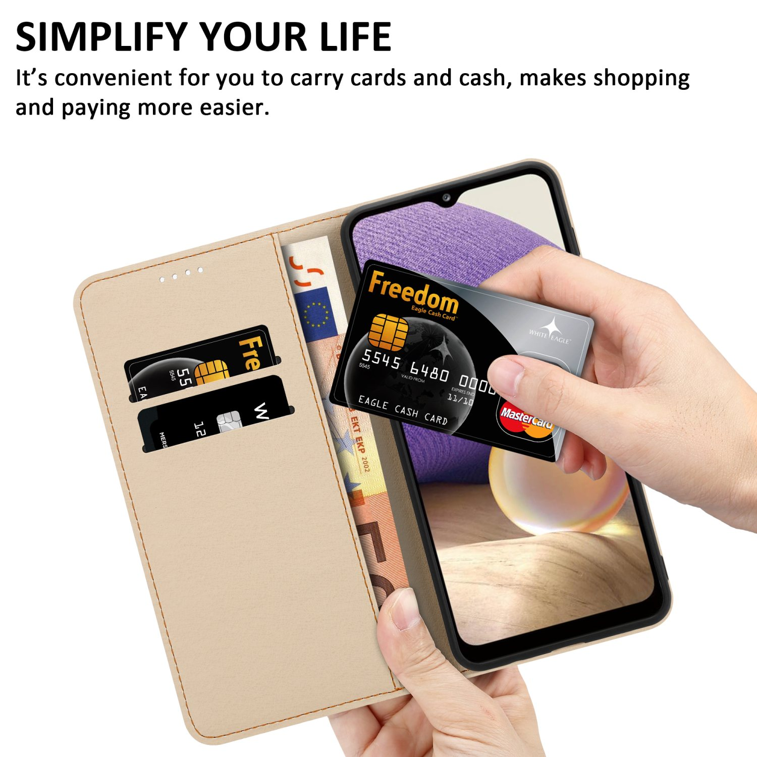 Custodia per telefono con carte e telefono, mano che tiene una carta.