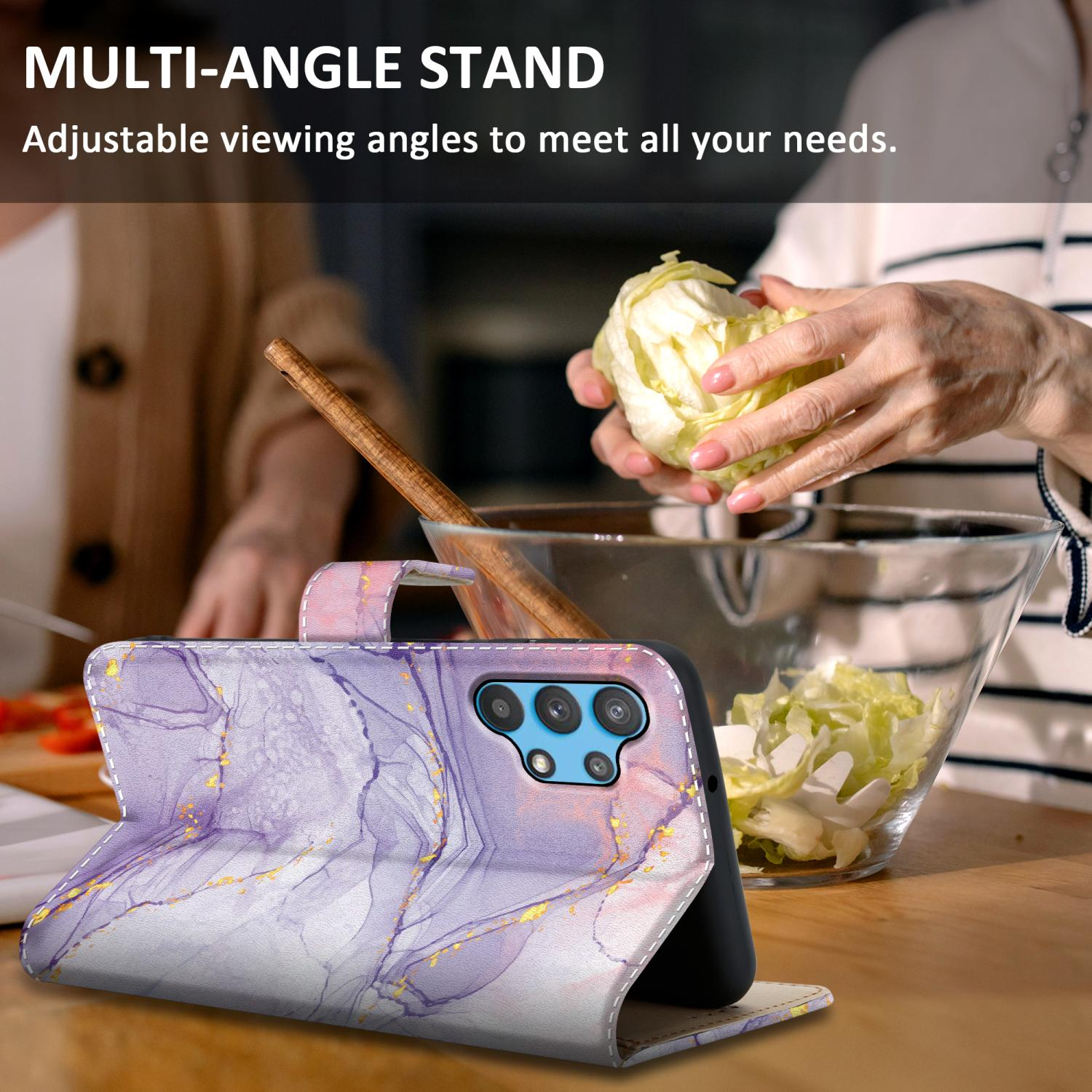 Una custodia per telefono con un design marmorizzato, con una donna che prepara il cibo sullo sfondo.