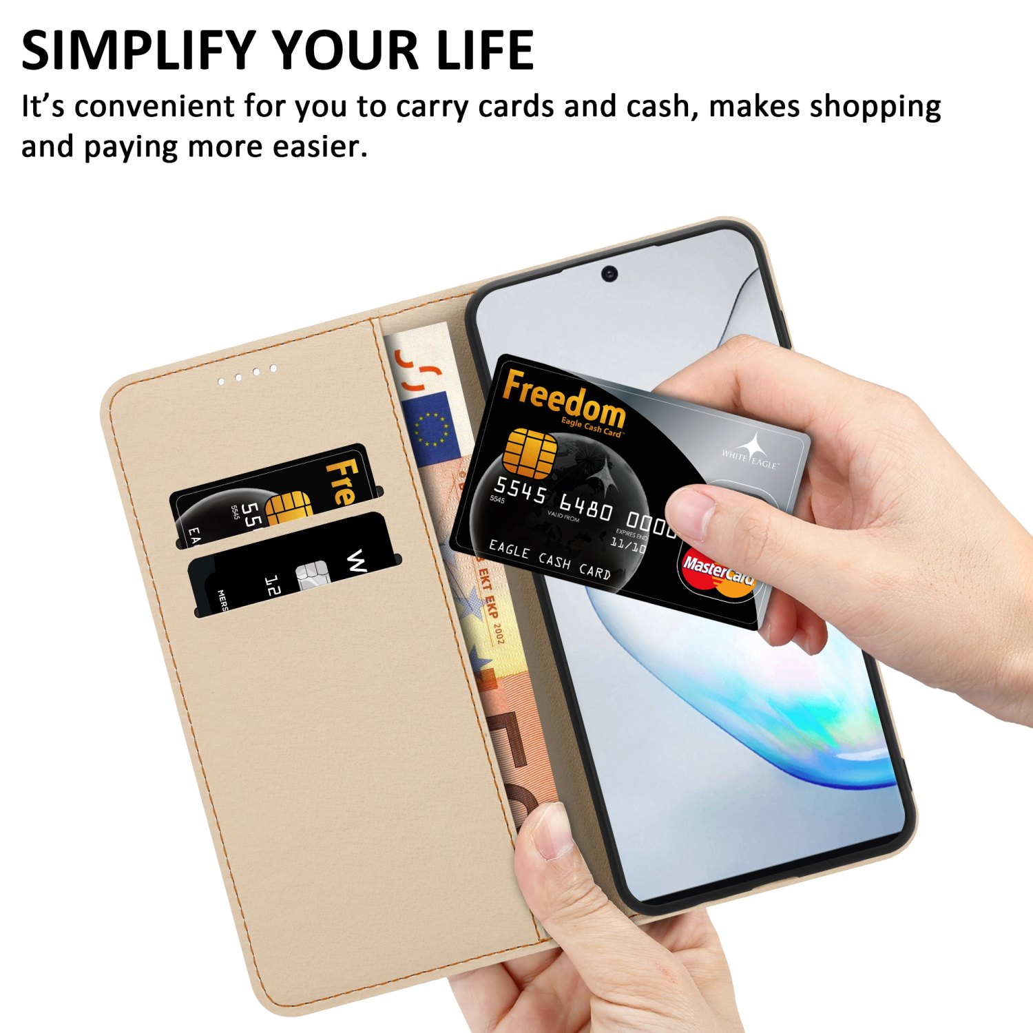 Una custodia per telefono con carte e contanti. Una mano tiene una carta di credito sopra un telefono.