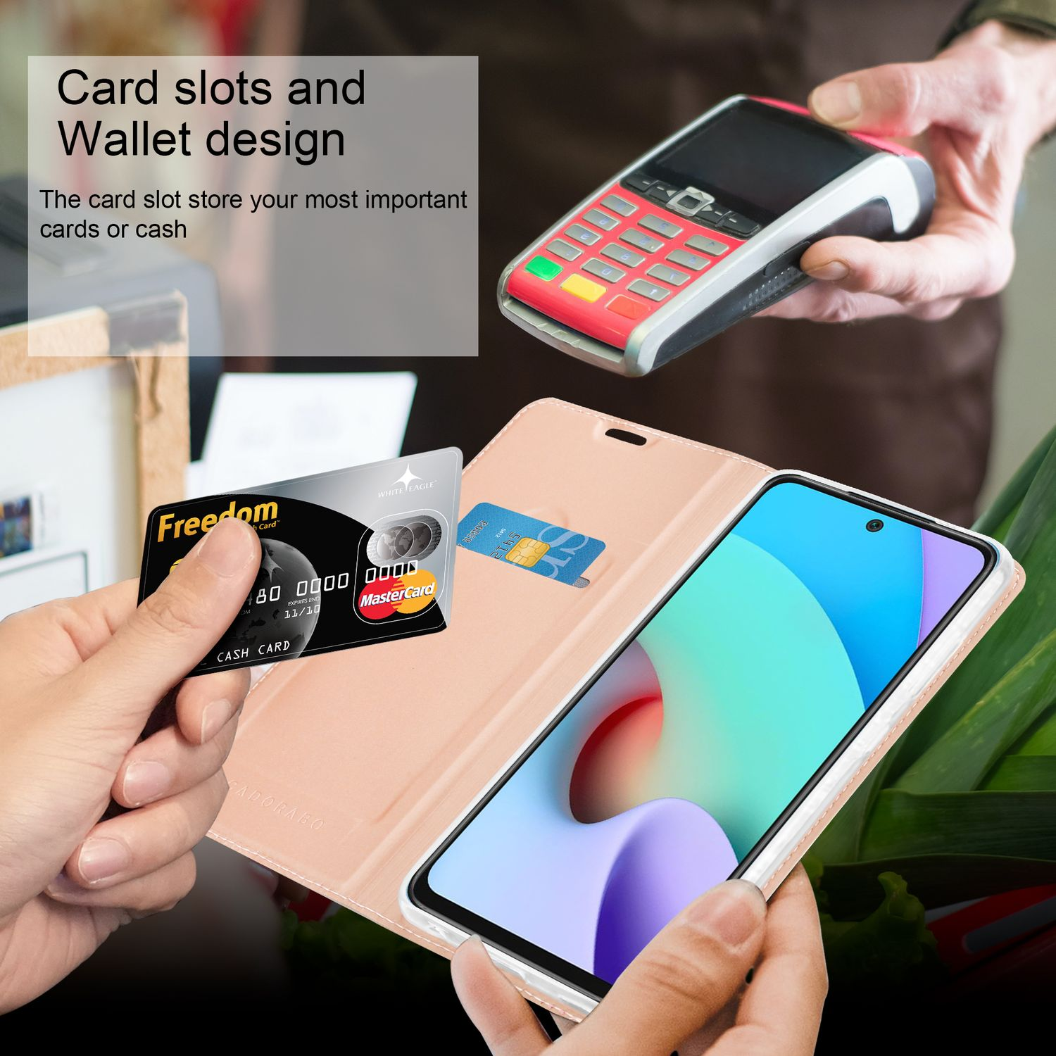Mano che tiene custodia del telefono, carte di credito e lettore di carte, con sovrapposizione di testo.