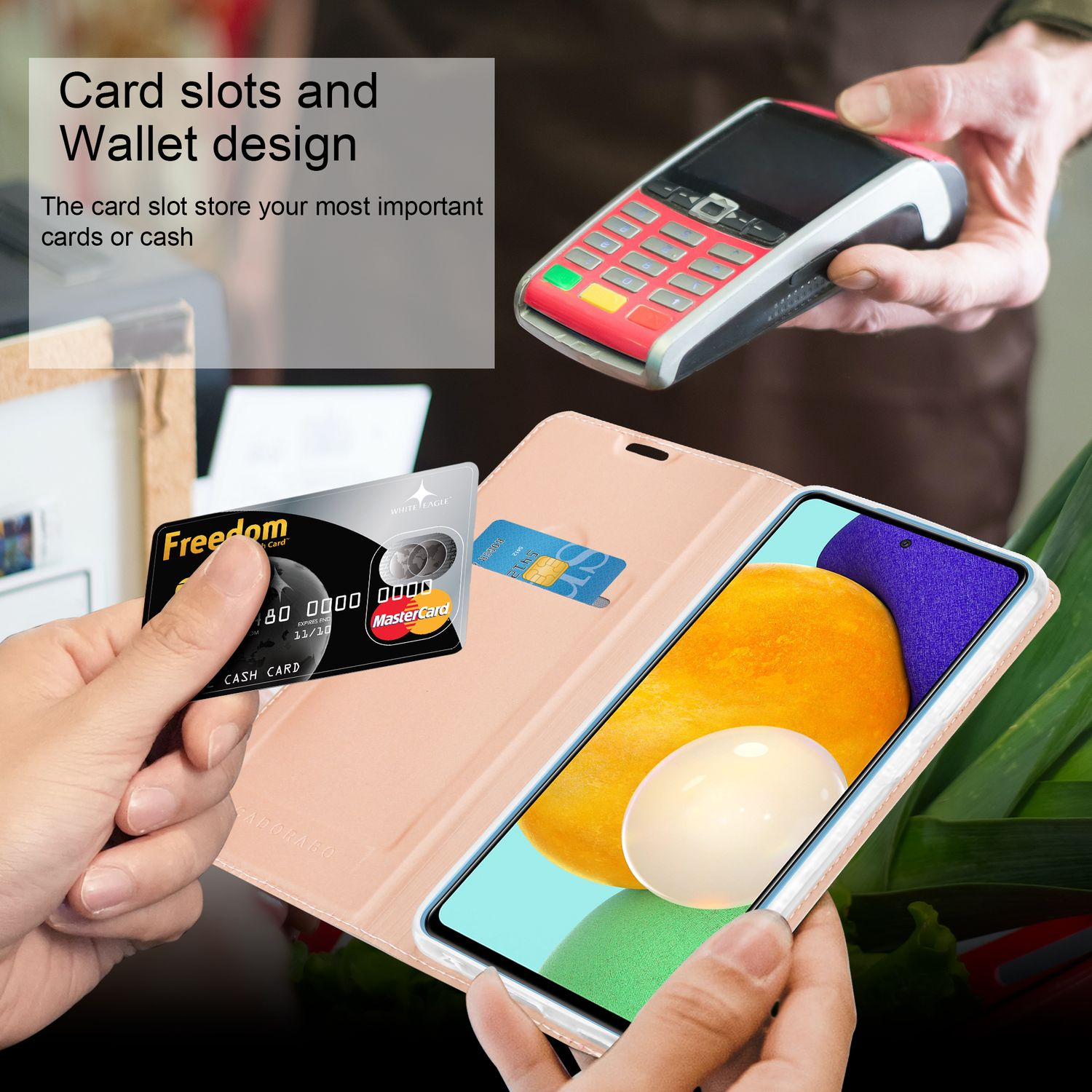 Telefono in una custodia con scomparti per carte. Una mano tiene aperta la custodia mostrando carta e telefono.