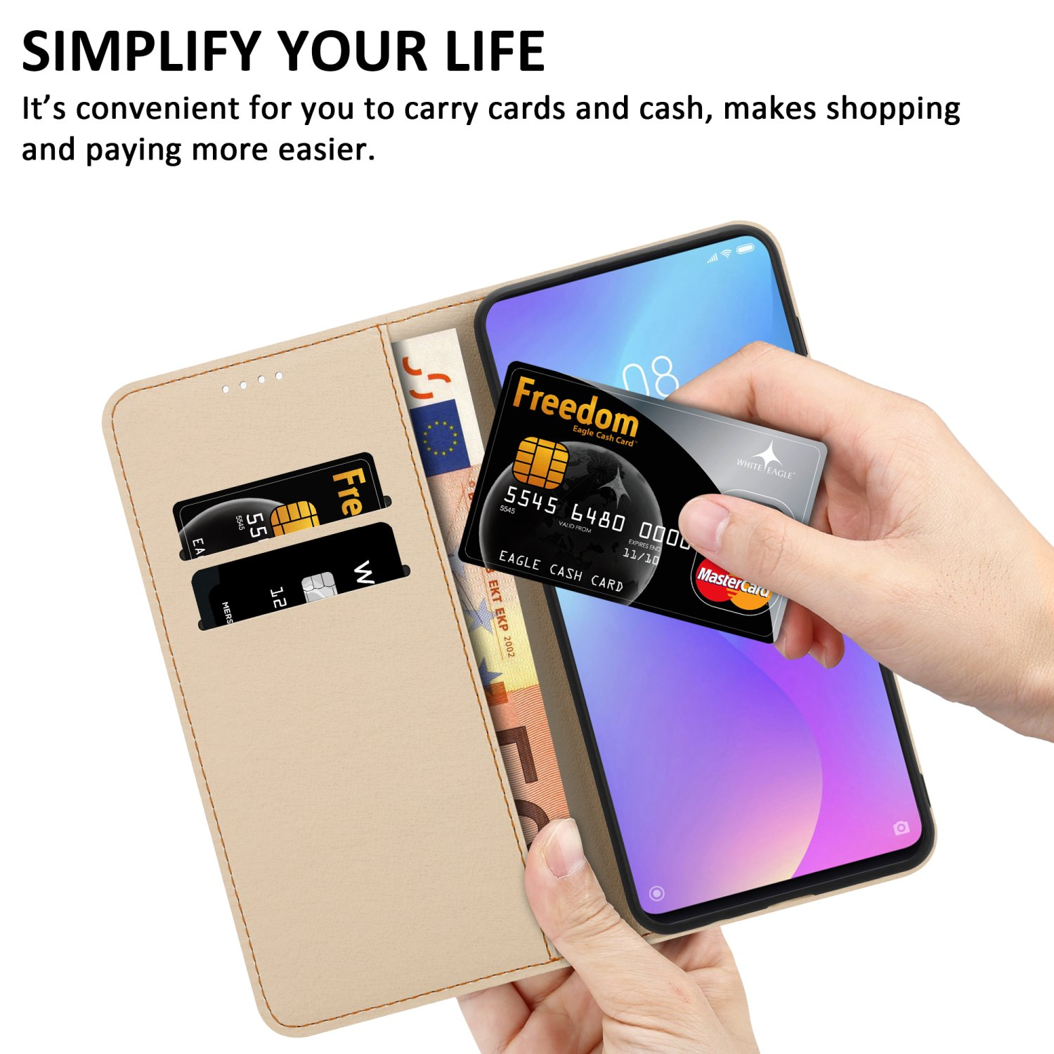 Mani che tengono telefono e carta di credito in una custodia beige, con scomparti per contanti e carte visibili.