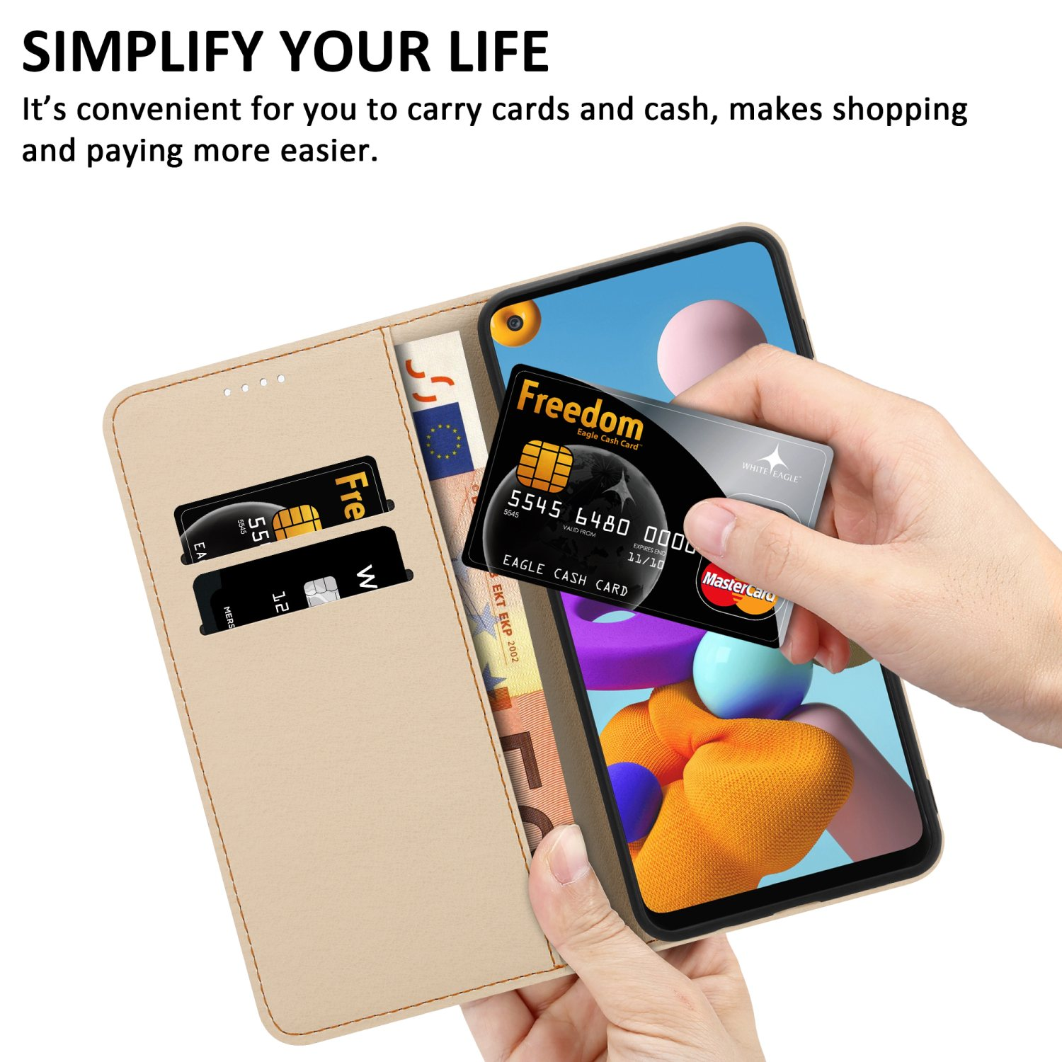 Jemand hält eine Handyhülle mit Kreditkarte und Bargeld daneben. Es befindet sich neben dem Telefon.
