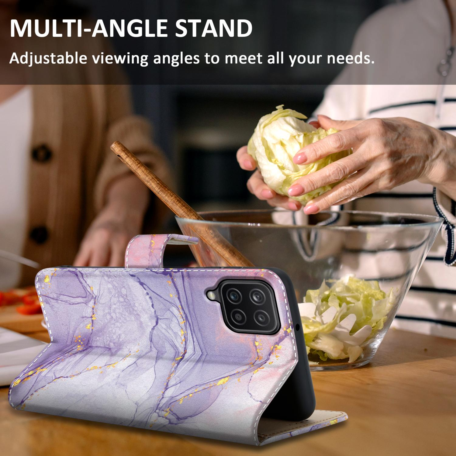 Un telefono in una custodia con un design a marmo, aperto su un tavolo con una donna che prepara il cibo.