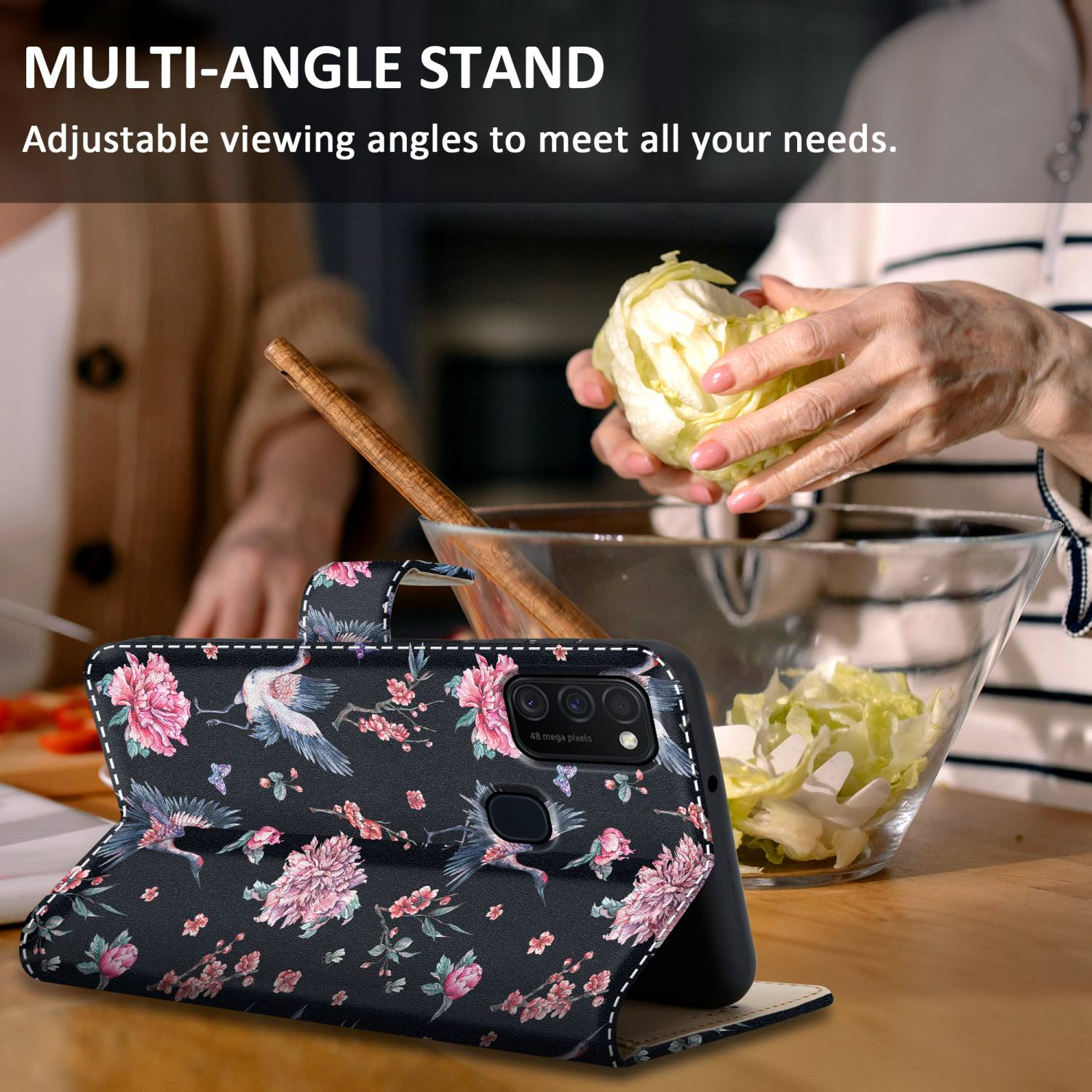 Custodia per telefono con design floreale, aperta, con un telefono all'interno, accanto a una persona che cucina.