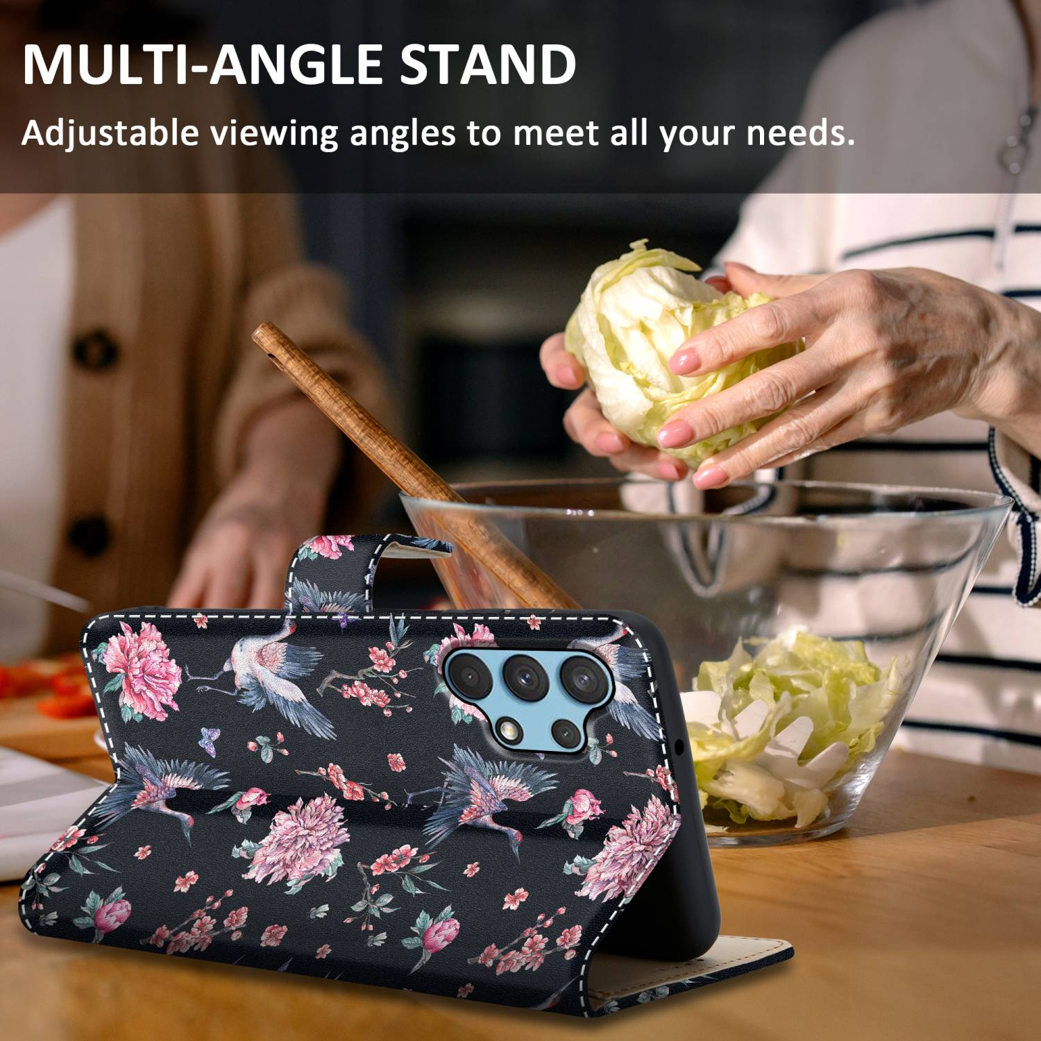 Eine Handyhülle mit floralem Design, ein Telefon darin und Hände einer Person.