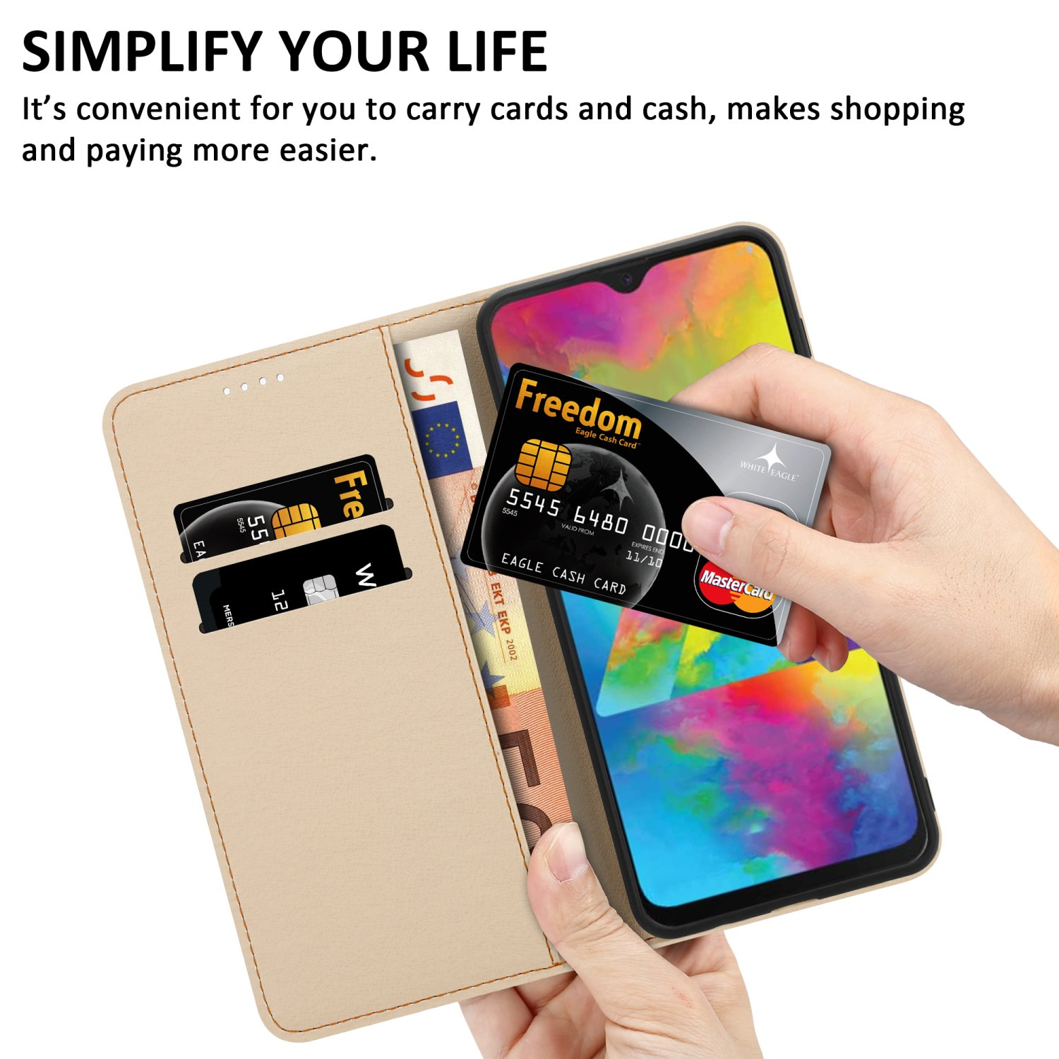 Custodia beige con telefono, carte e denaro. Mano che tiene una carta di credito.