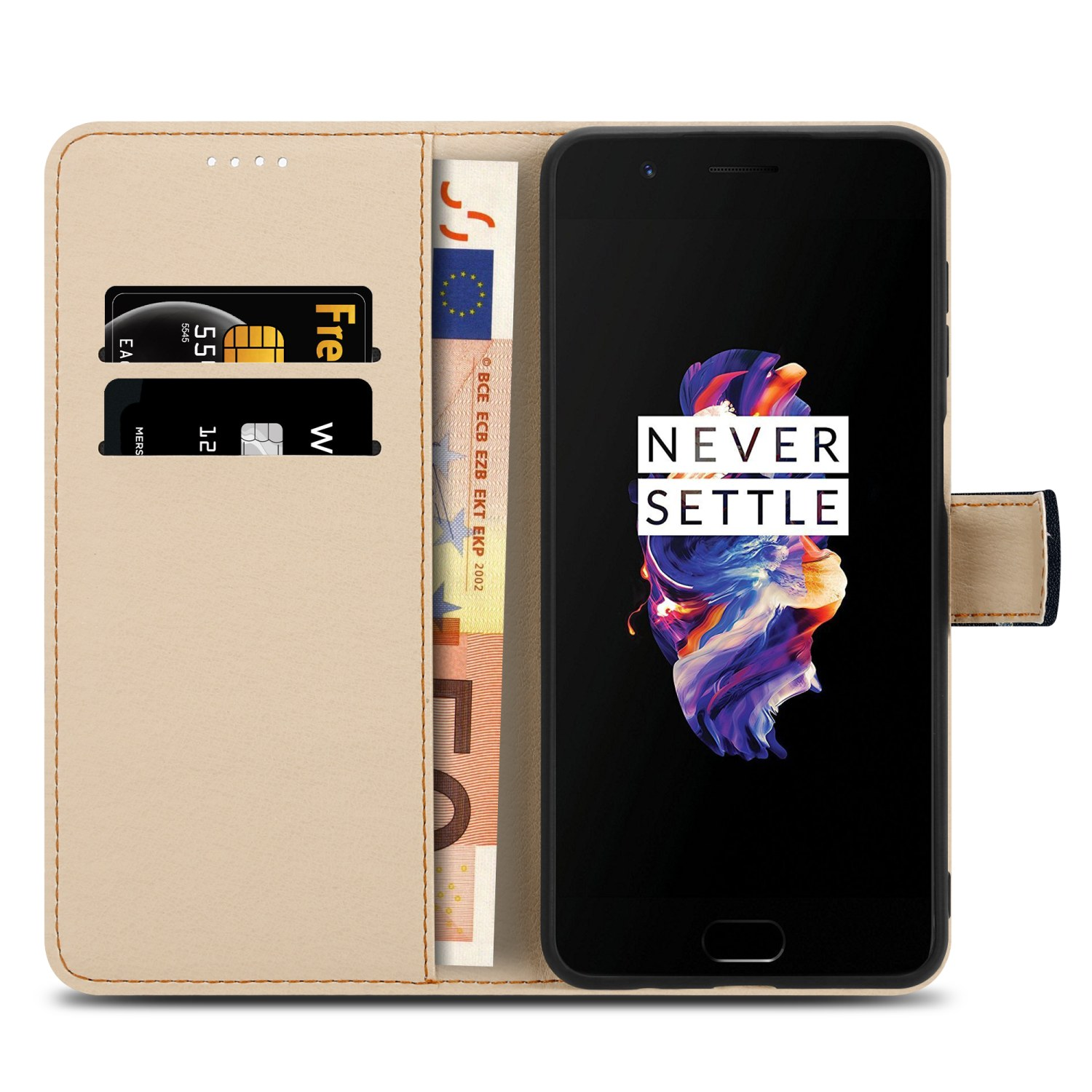 Una custodia per telefono con telefono, denaro e carte. Il telefono mostra 'NEVER SETTLE'.