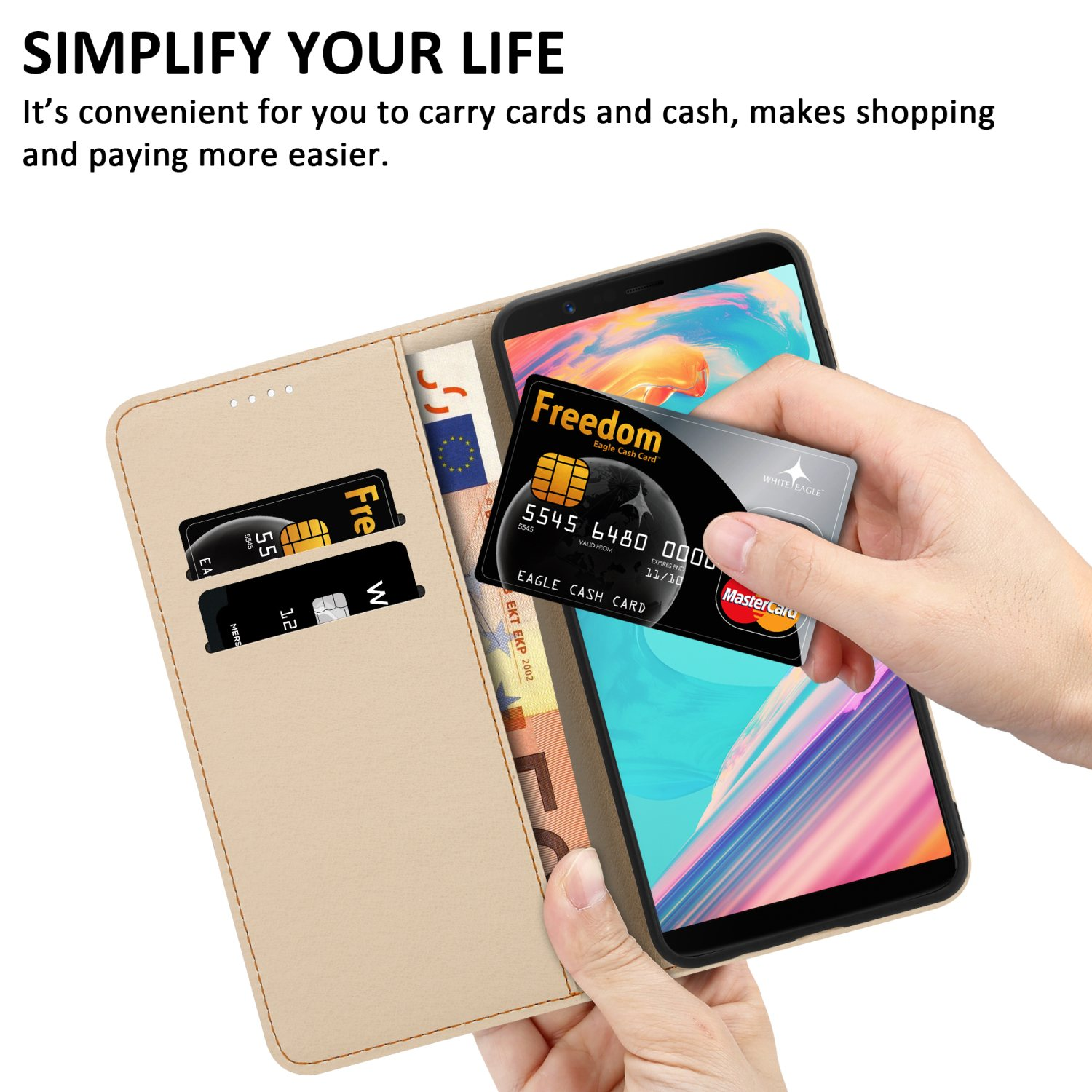 Custodia per telefono con carte e telefono. Una mano tiene una carta di credito sullo schermo.