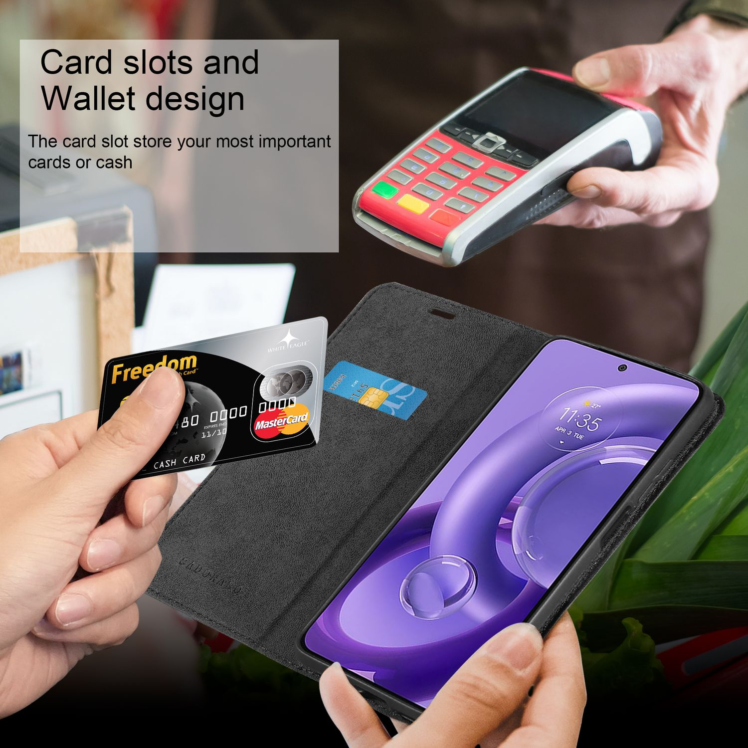 Custodia per telefono con carte e un telefono. Una persona tiene in mano il telefono e un altro dispositivo è sul tavolo.
