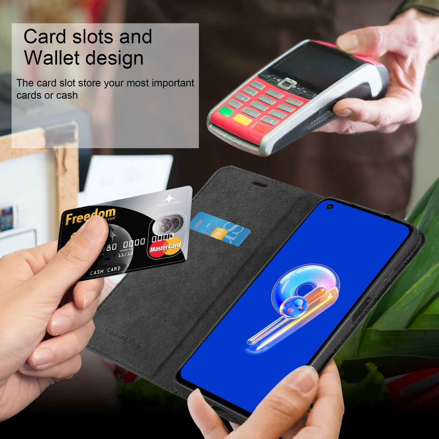 Persona che tiene una custodia del telefono aperta, mostrando una carta di credito e un telefono, e un lettore di carte.