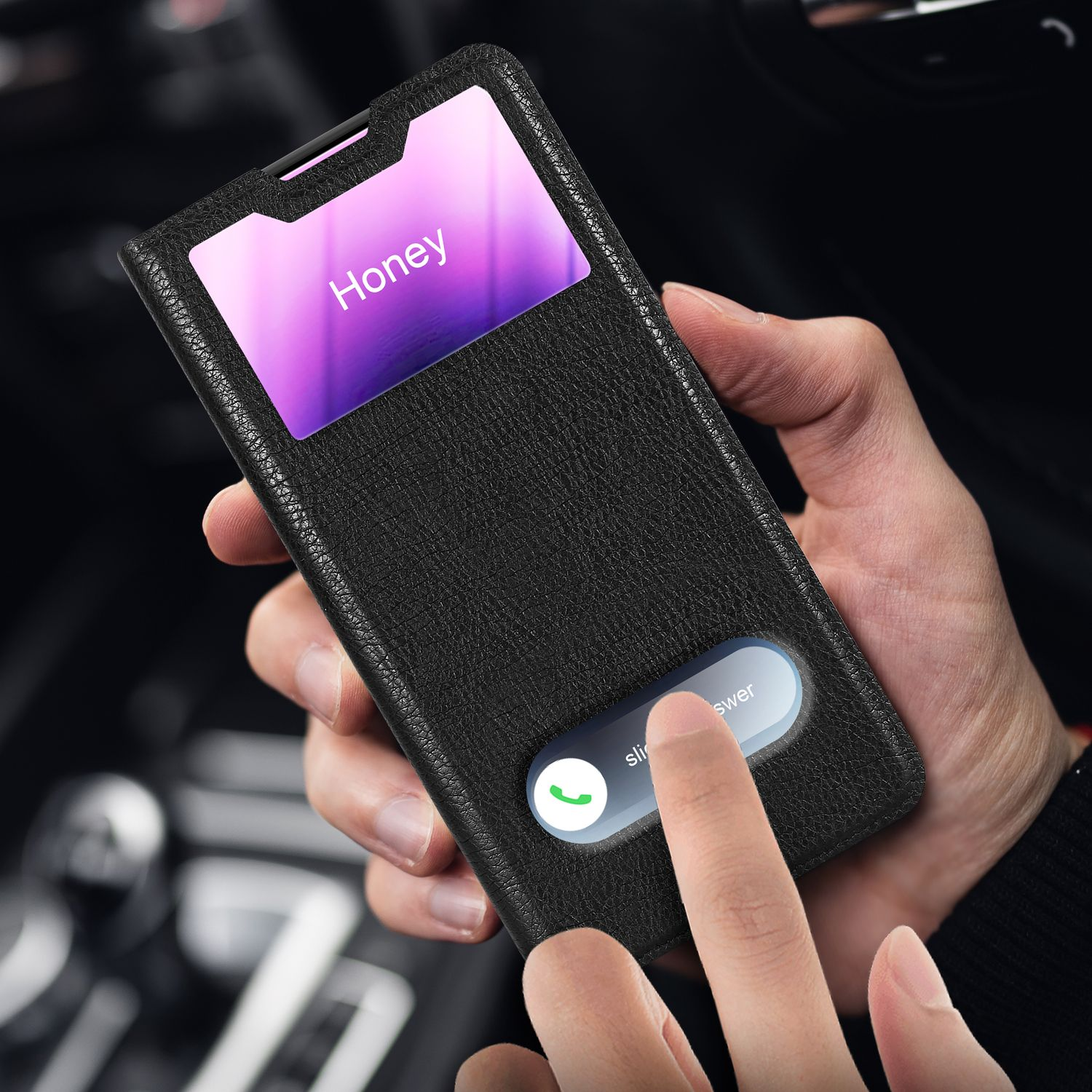 Una custodia nera per telefono con uno schermo che mostra una schermata di chiamata. Un dito tocca il pulsante di risposta.