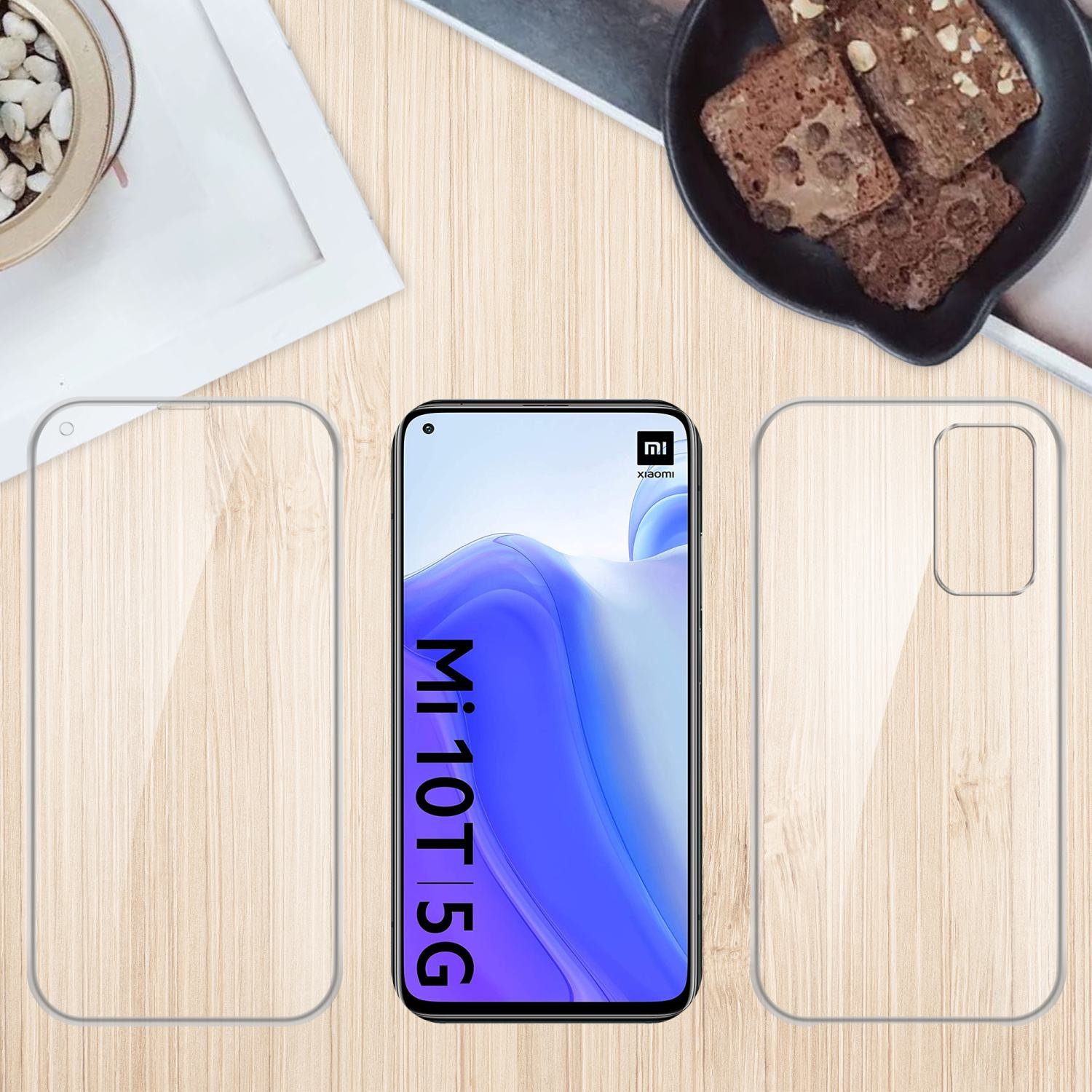 Telefono con protezione schermo e custodia su tavolo di legno, con brownies e cornice bianca.