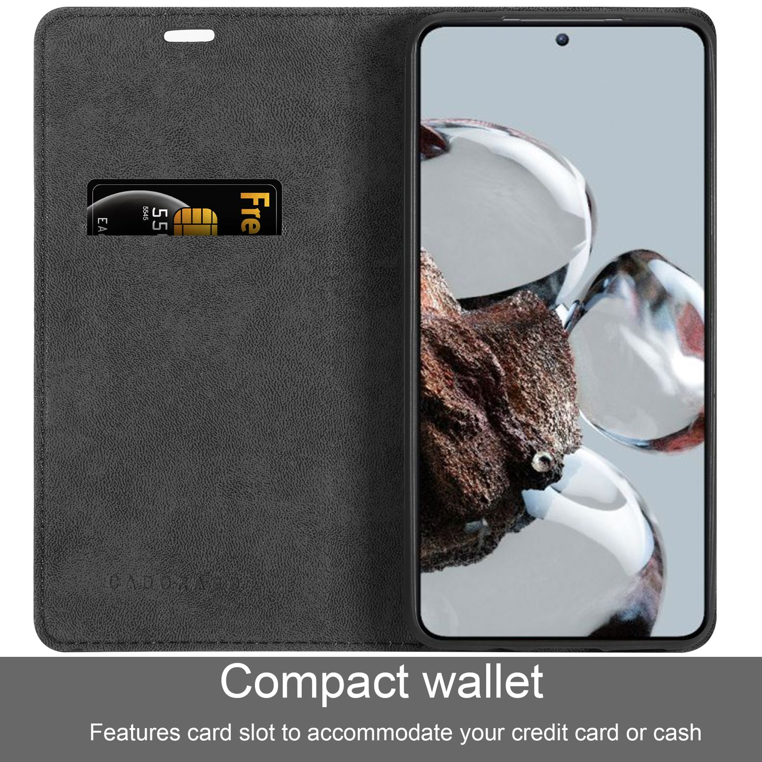 Una custodia nera con slot per carte di credito e un telefono nero all'interno, che mostra un'immagine sfocata.