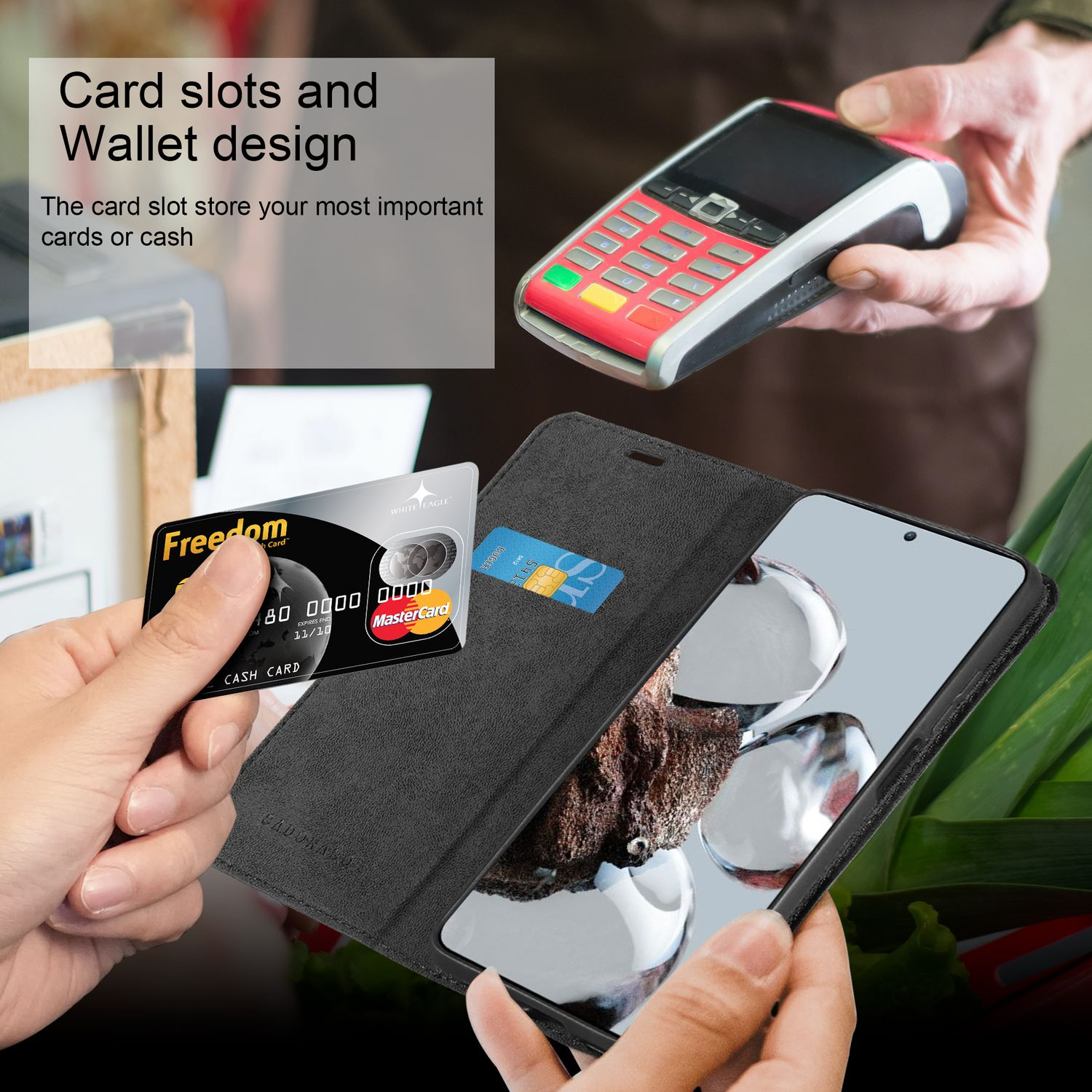 Mani che tengono una custodia con carte e un telefono. Una macchina per il pagamento sullo sfondo.