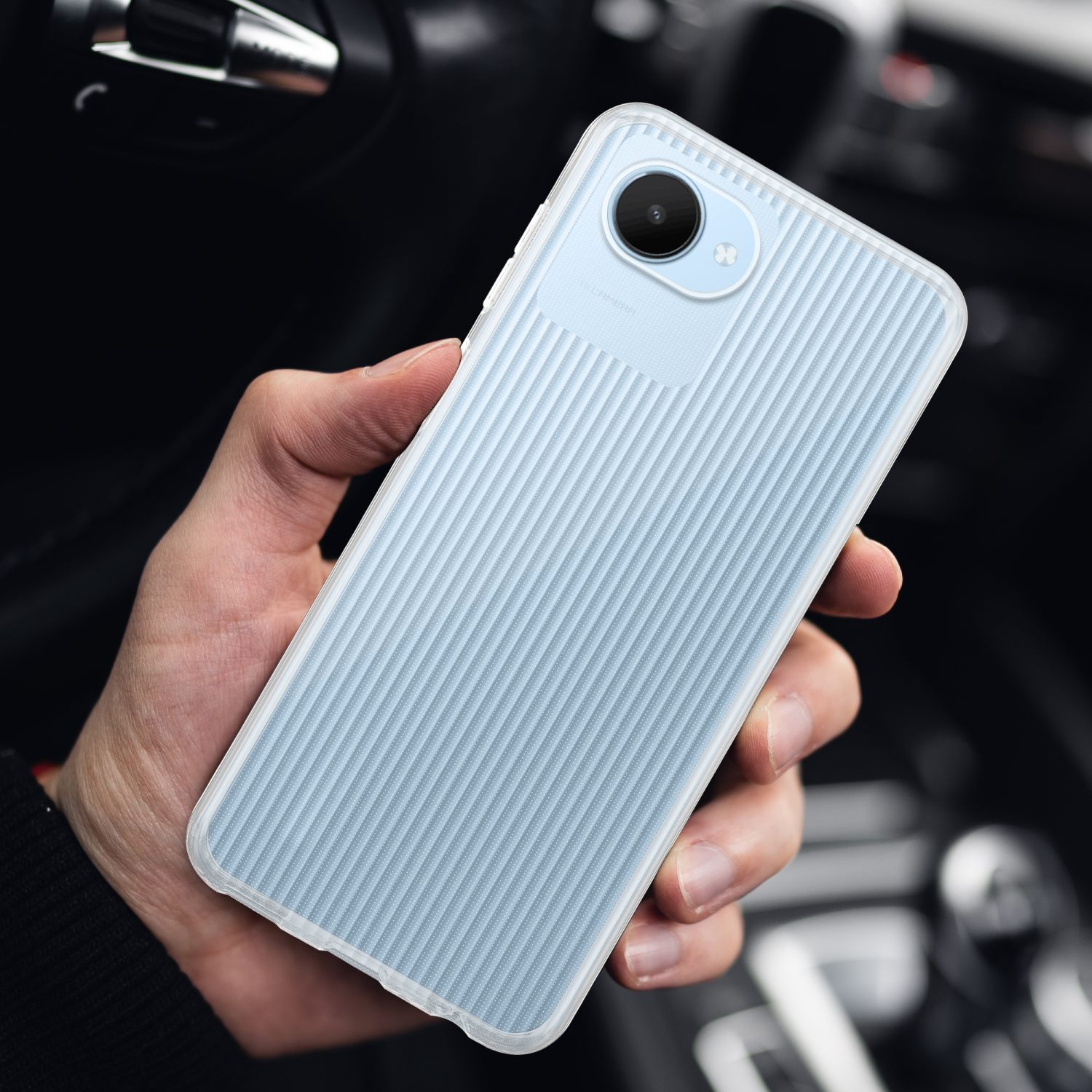 Mano che tiene un telefono azzurro con una parte posteriore strutturata. Il telefono ha un rigonfiamento della fotocamera.