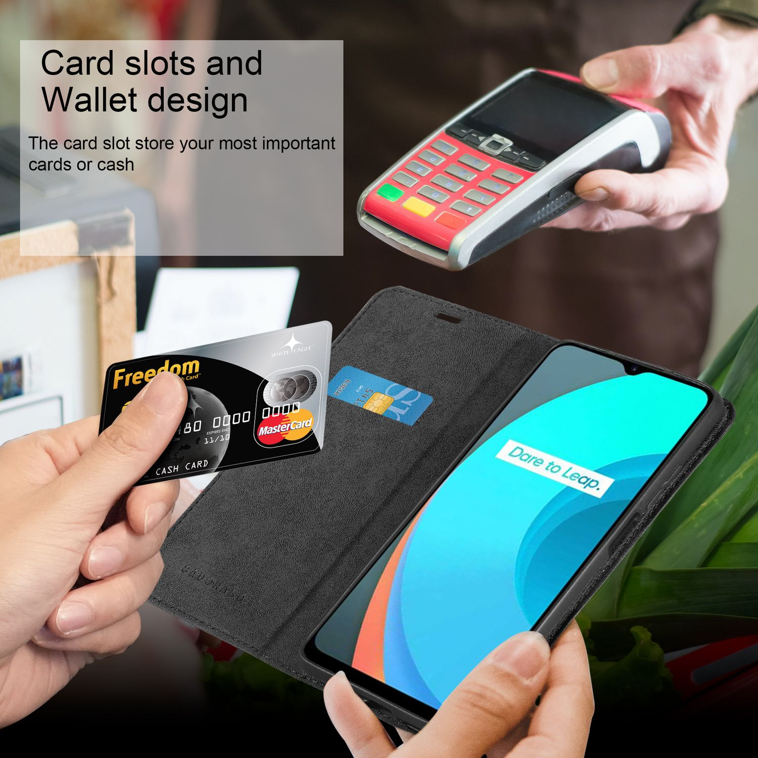 Mano che tiene telefono in custodia con carte. Scomparti per carte e design portafoglio.