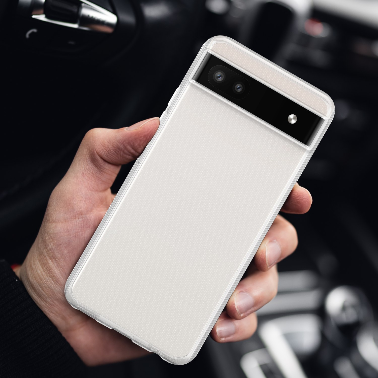 Una mano che tiene una custodia trasparente per telefono, mostrando la fotocamera e il design del telefono.