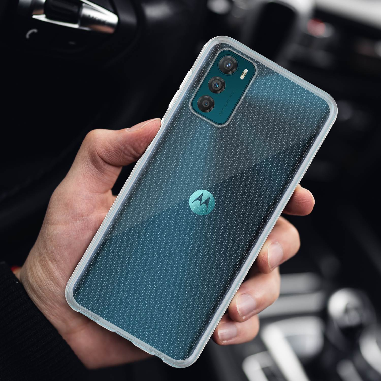 La mano di una persona che tiene un telefono in una custodia trasparente. Il telefono ha più fotocamere.