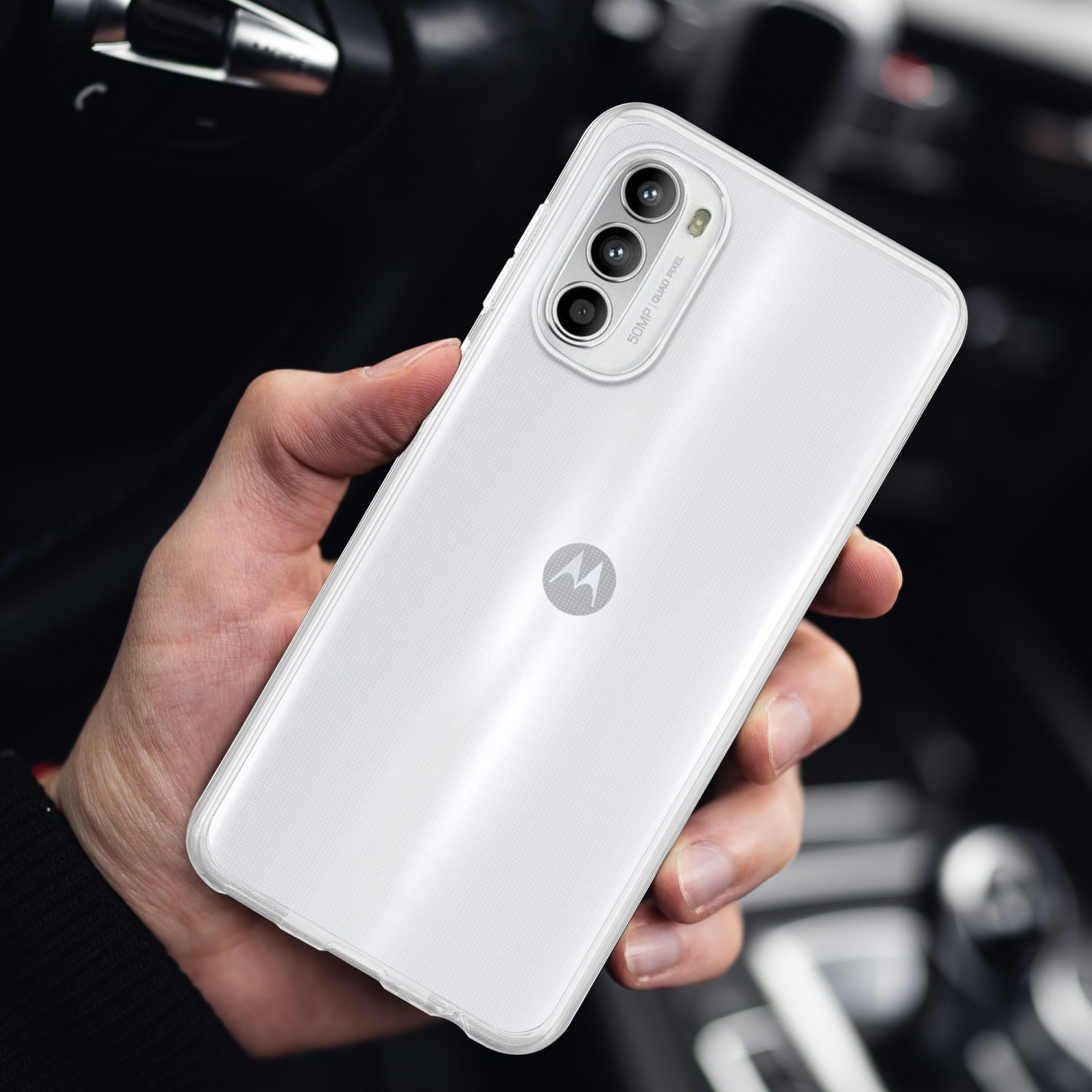 Mano che tiene un telefono bianco con più fotocamere posteriori. Custodia trasparente.