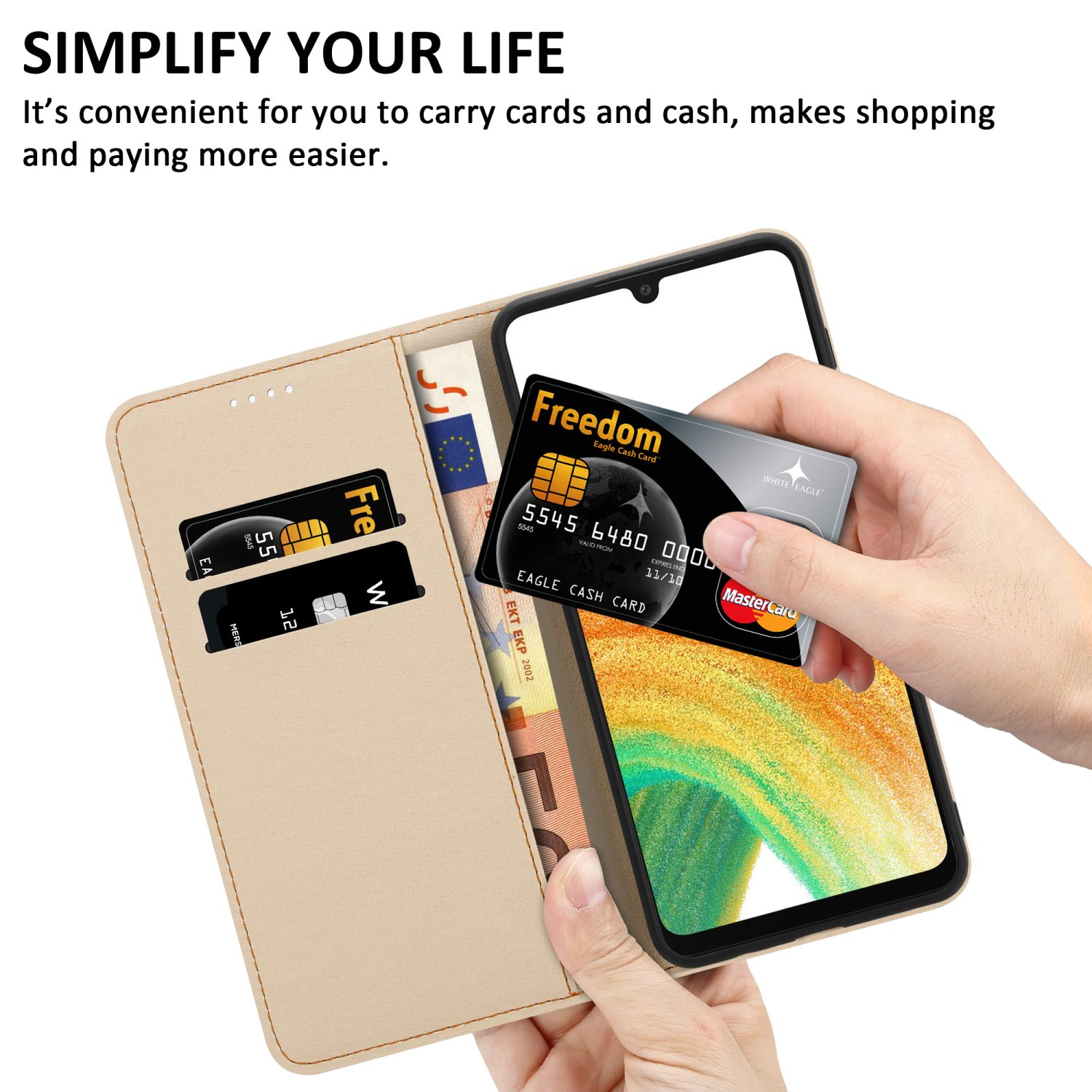 Custodia per telefono beige con carte e contanti all'interno. Una mano tiene una carta di credito sopra il telefono.