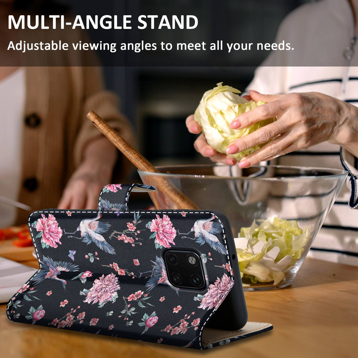 Coque de téléphone avec un motif floral. Une personne prépare de la nourriture en arrière-plan.