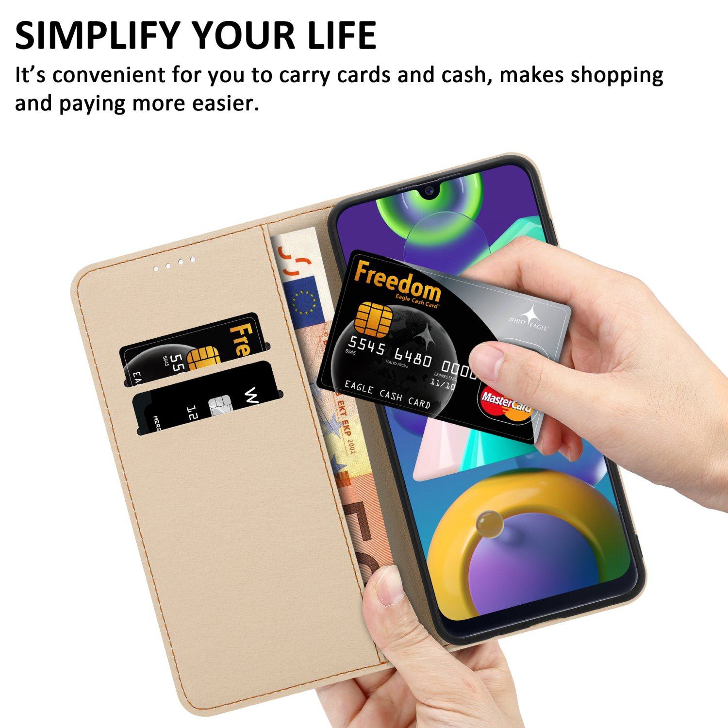 Una custodia per telefono si apre per rivelare carte e contanti. Una mano tiene un telefono con una carta di credito sullo schermo.