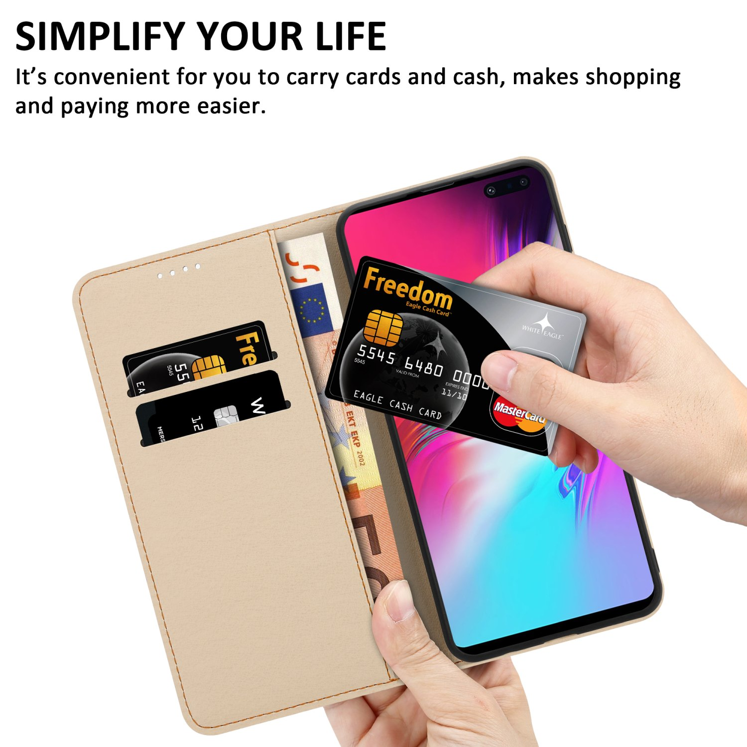 Custodia per telefono con carte e telefono all'interno. Una mano tiene il telefono con una carta di credito.