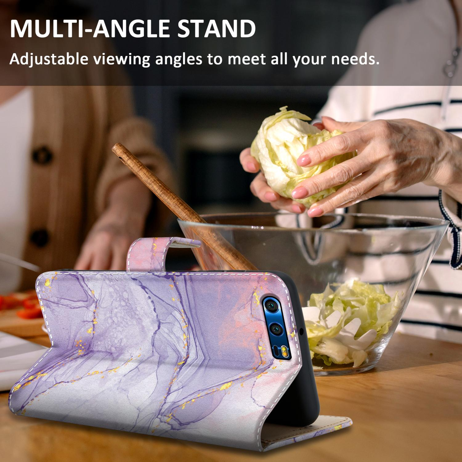Una custodia per telefono aperta su un tavolo, con una persona che prepara il cibo sullo sfondo. Design marmo.