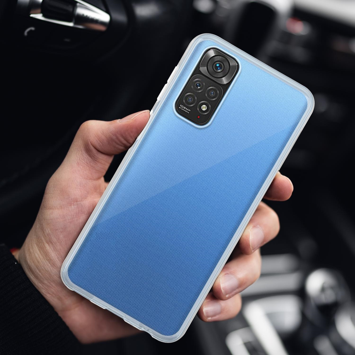 Eine Hand hält ein blaues Telefon in einer durchsichtigen Hülle. Das Telefon hat mehrere Kameras, mit blauem Hintergrund.
