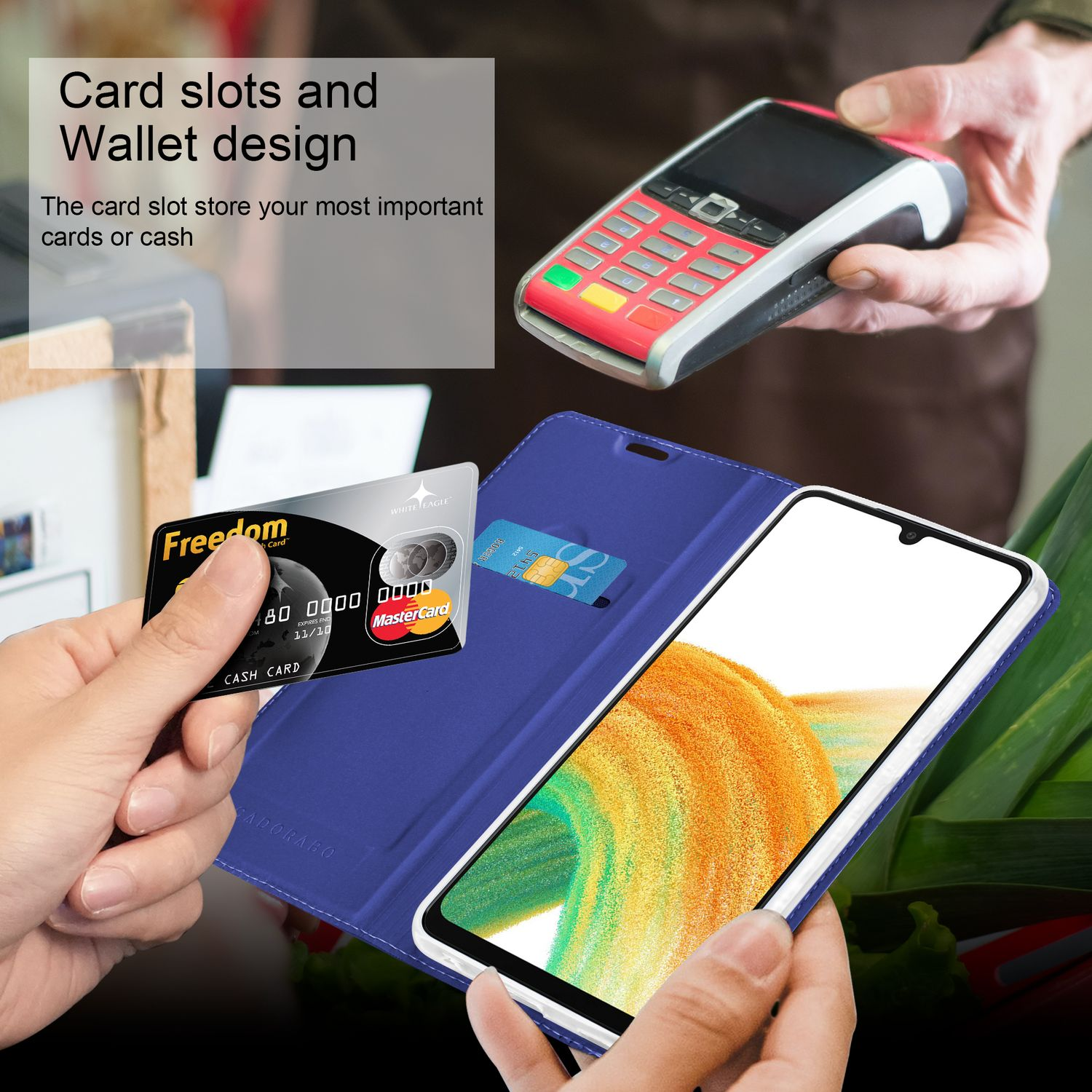 Hand hält Handyhülle mit Kreditkarte und Bargeld, mit einem anderen Telefon.
