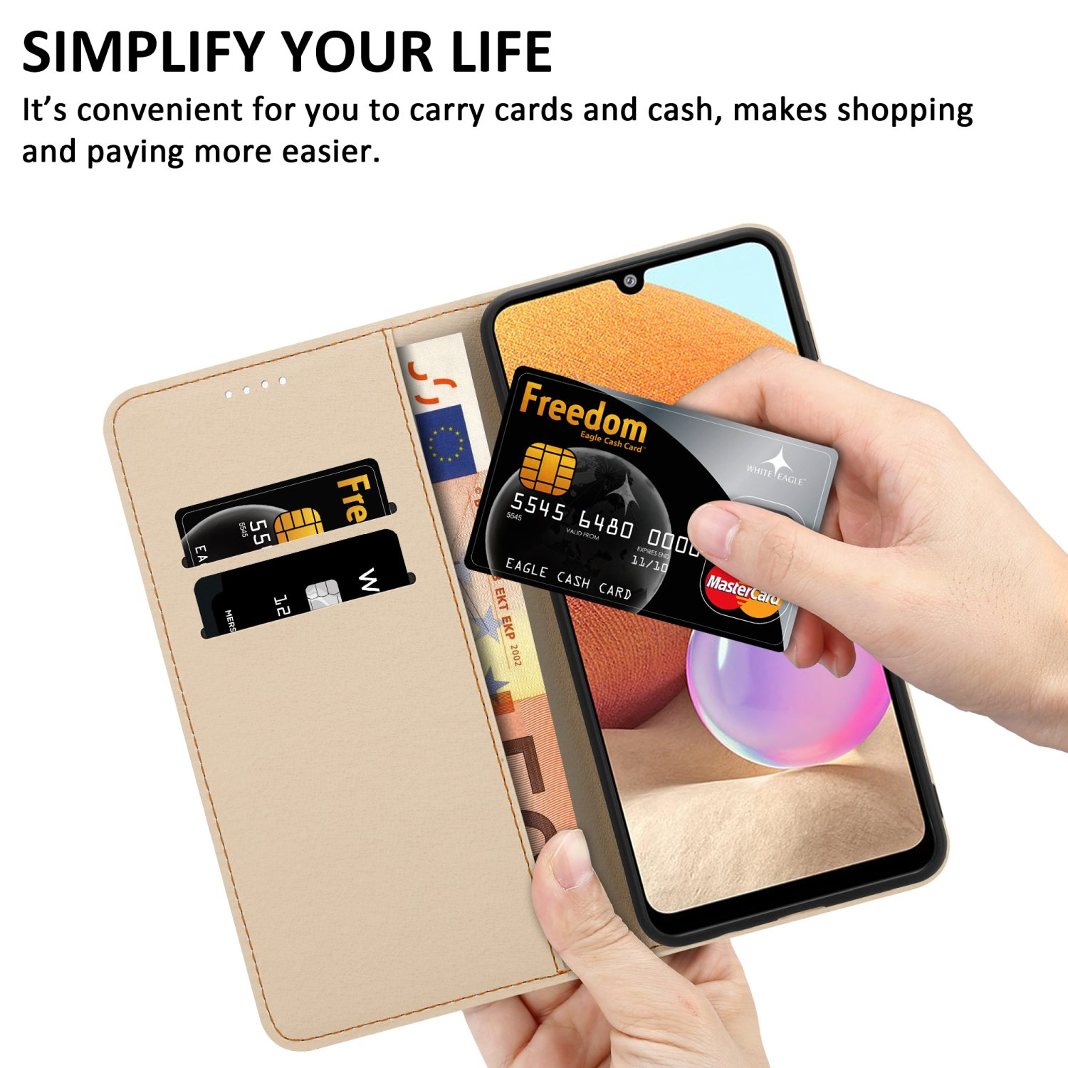 Beige Handyhülle mit Karten und Bargeld. Eine Hand hält ein Telefon mit Kreditkarte auf dem Bildschirm.