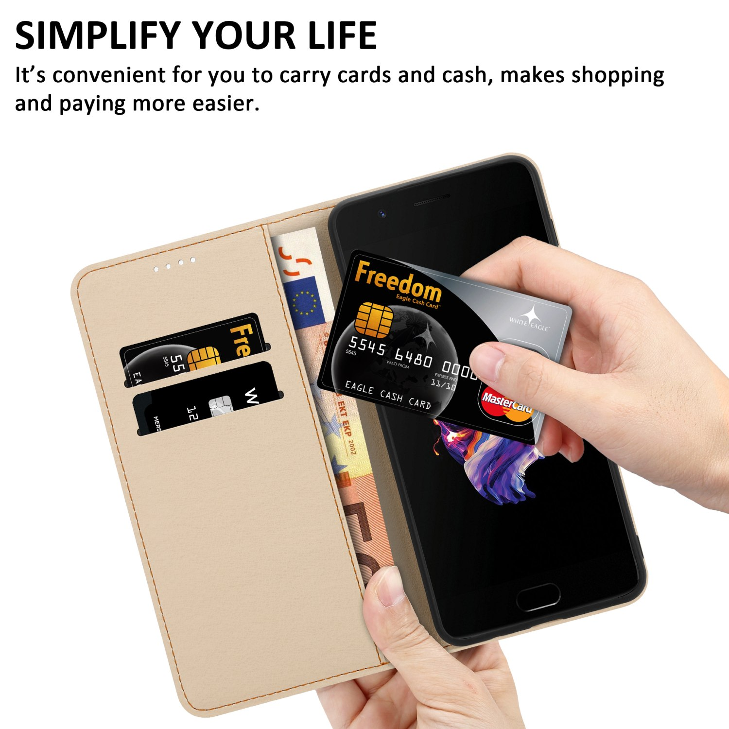 Custodia per telefono con carte di credito e contanti. Una persona sta tenendo il telefono.