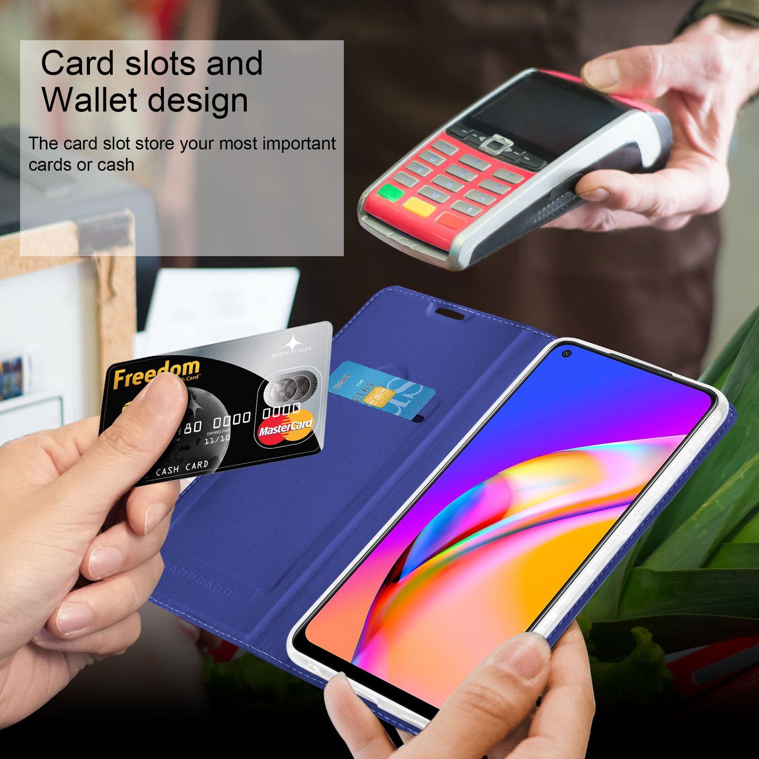 Una persona usa un lettore di carte con una custodia blu per telefono che ha fessure per carte e una carta di credito all'interno.