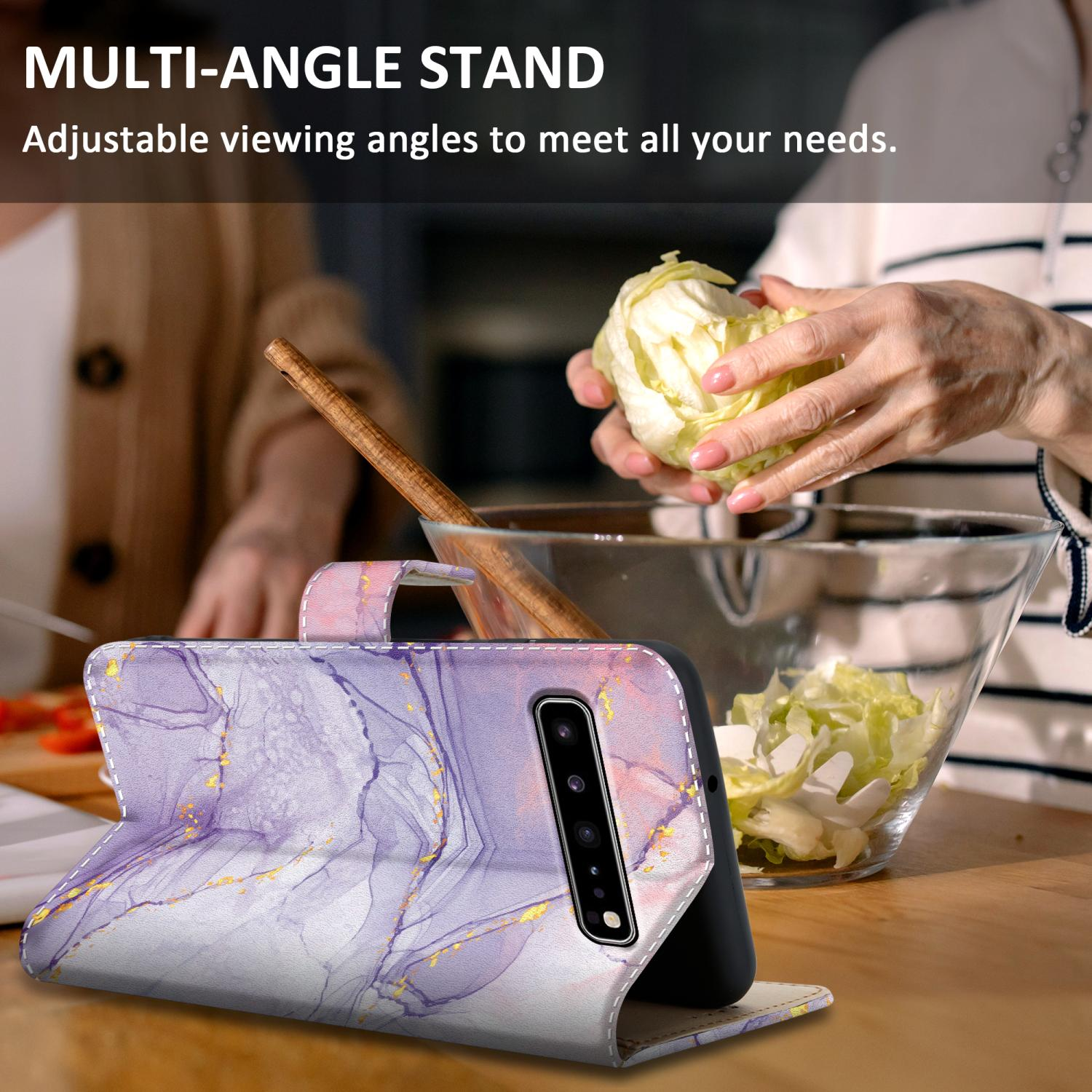 Custodia per telefono con supporto multi-angolo, con un telefono all'interno. Una donna prepara verdure.