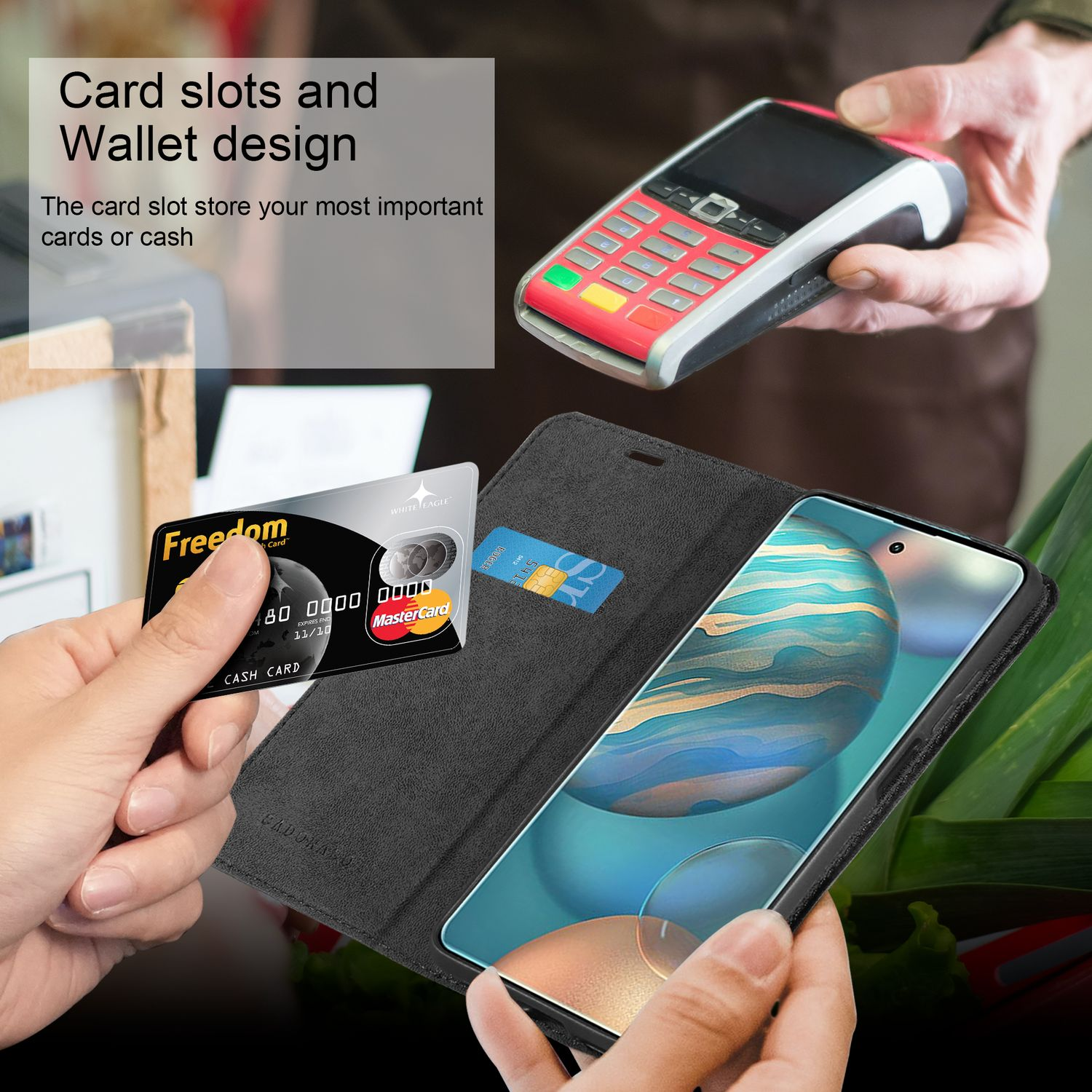 Una mano che tiene una carta di credito sopra una custodia per telefono a portafoglio, accanto a un terminale di pagamento.