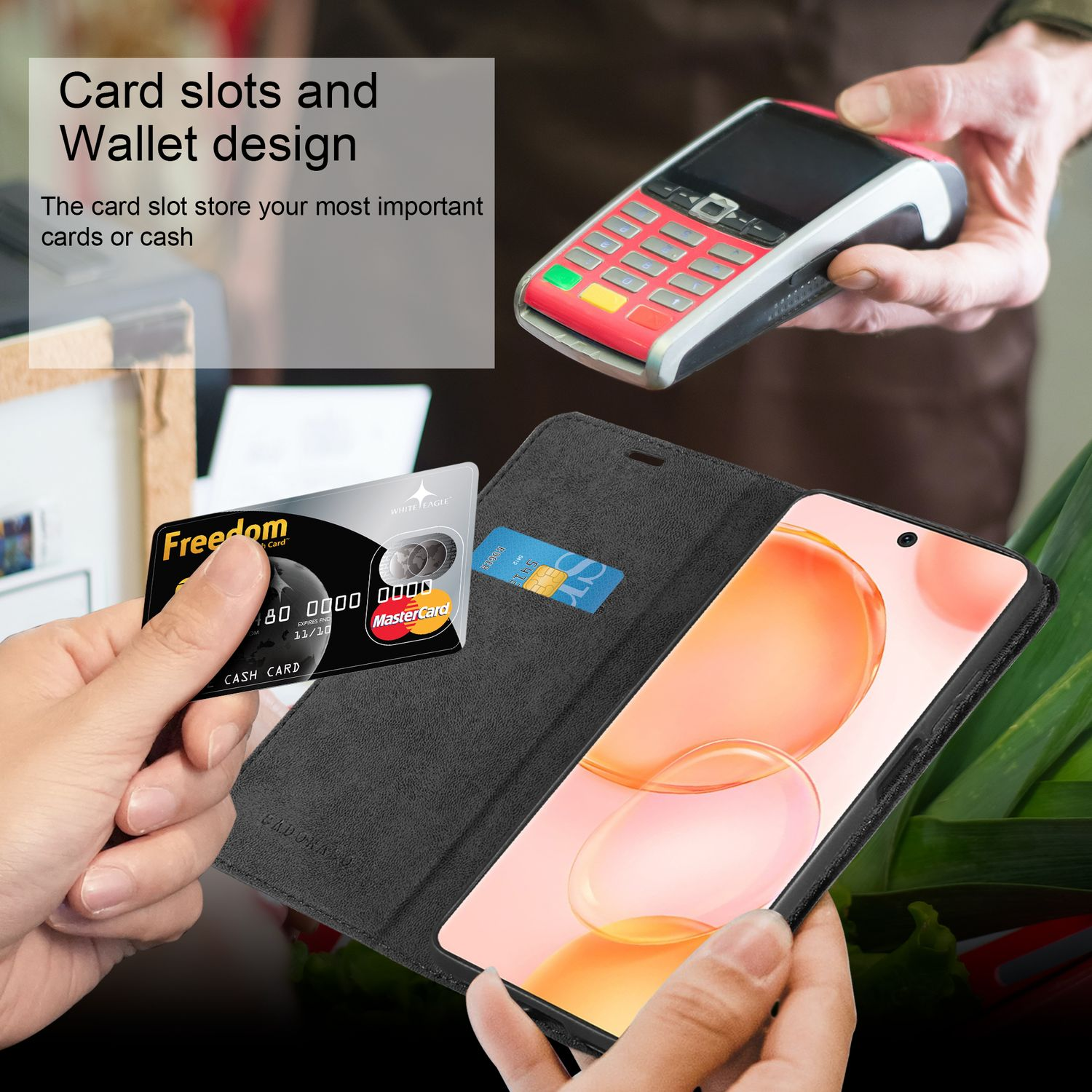 Custodia nera per telefono aperta. Una mano tiene un telefono con carta di credito e un'altra all'interno.
