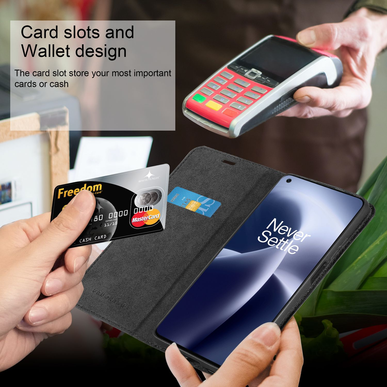 Mani che tengono una custodia con scomparti per carte e design a portafoglio, con carte di credito e un terminale di pagamento.