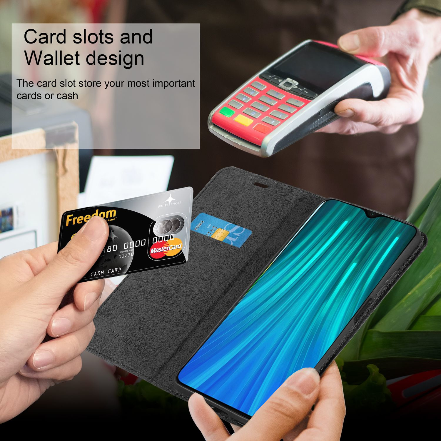 Mano con custodia, carte di credito e terminale di pagamento sullo sfondo.