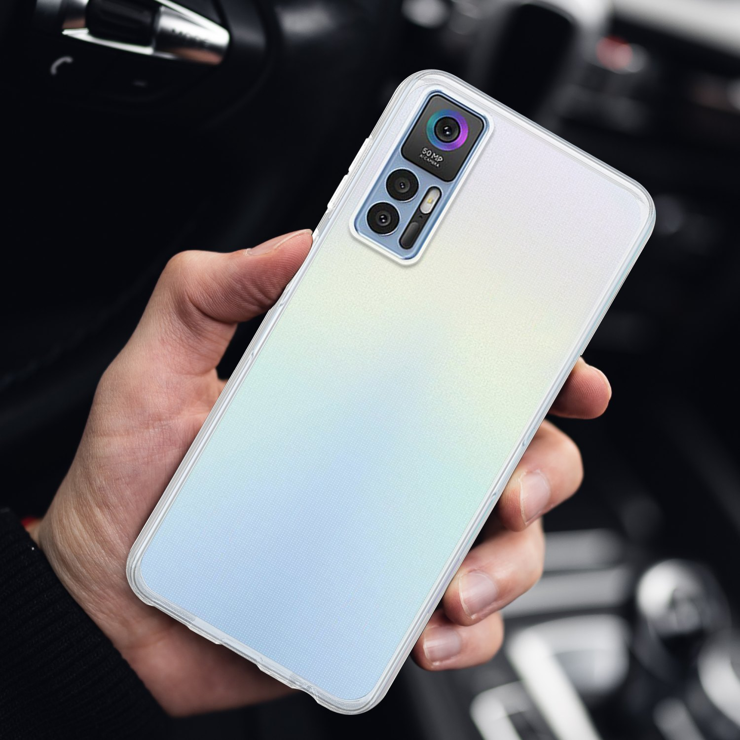 Mano che tiene un telefono con custodia trasparente. Il telefono ha più fotocamere.